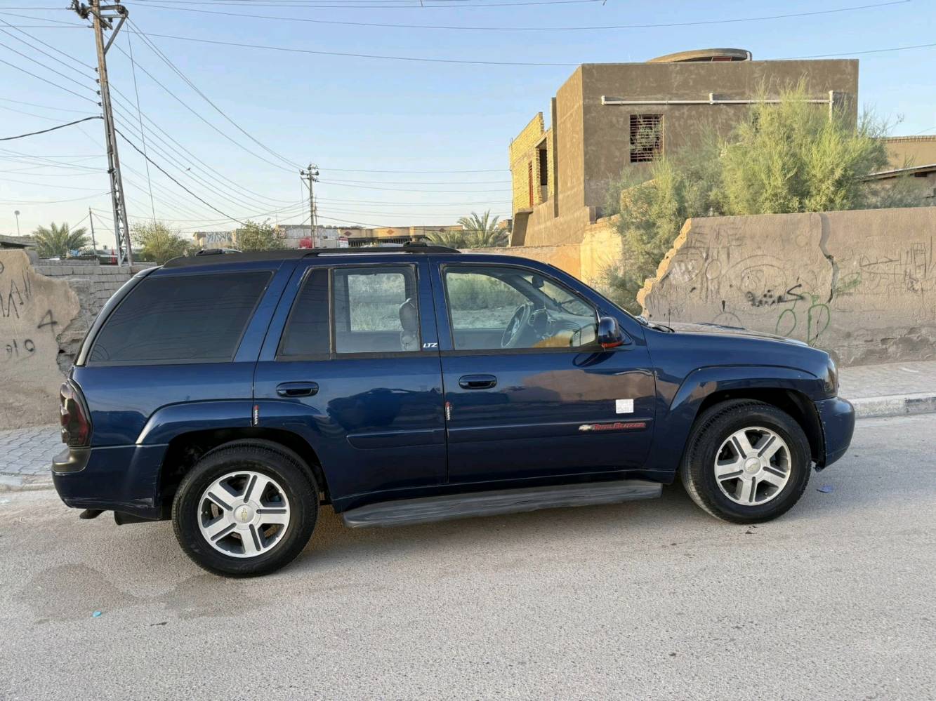 سيارة بلايزر LTZ اعلى فئة بالبلايزر موديل 2002 السيارة كلين تايتل مكفولة كفالة عامة عدا طخة بسيطة بالباب الخلف شخط 
كهربائيات كله شغالة السيارة على وضع الشركة كلشي بيها بلاد مانقصها شي بس التبريد وكف وماعرف شنو السبب لان ما اريد اخذها لمصلح