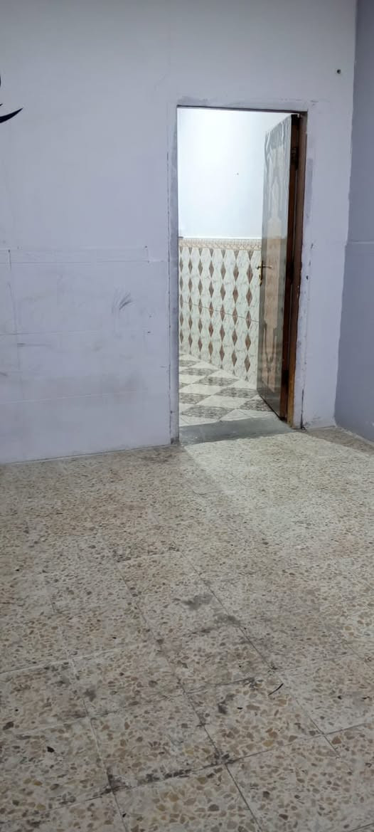 بيت للايجار بالابله (قرب المغتسل)يحتوي على غرفه وصاله ومطبخ وصحيات وطارمه صغيره السعر 350 شامل الماء والكهرباء
واتس ***********
