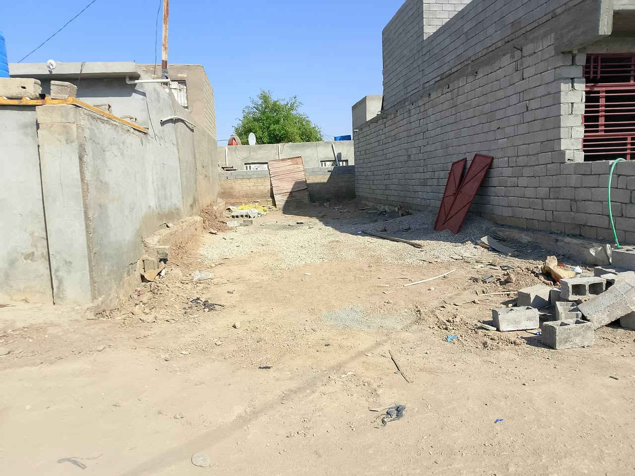 سلام عليكم اعيد النشر بسبب الوعود نص قطعه للبيع خدمات متكامله المساحه 150 حي الكرار الزراعي تبد عن شارع 30.......200متر الستفسار ***********
