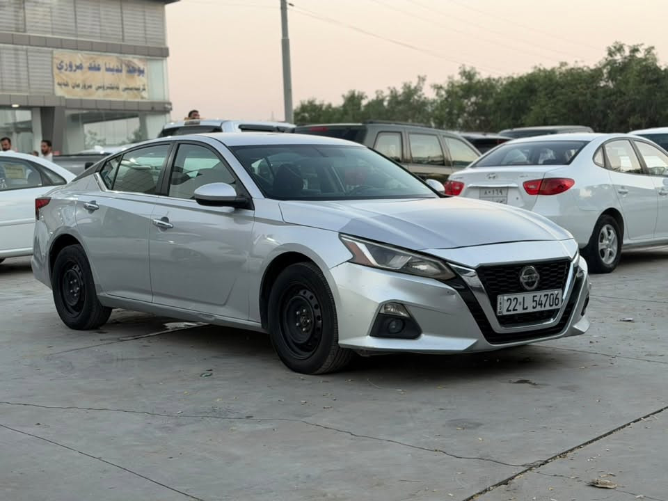 سلام عليكم 
🚗 للبيع | نيسان التيما 2019 S 
✔️ الموديل: 2019
المواصفات:
- محرك 4 سلندر 2.5 لتر اقتصادي وقوي
- ناقل حركة أوتوماتيك CVT
- تشغيل بصمة + تشغيل عن بُعد + بصمة ابواب
- مقاعد كهرباء
- شاشة لمس مع Apple CarPlay وAndroid Auto
- كاميرا خلفية دوارة
- حساسات 
- رادار أمامي، تحذير الاصطدام، ومثبت سرعة ذكي تحكمات بالستيرن جهتين
- نظام مراقبة النقطة العمياء
- جنوط رياضية 19 إنج
- إنارة LED لايت ليد
- مكيف ممتاز منفصل تبريد ثلج 
- مانع انزلاق 
حالة السيارة:
✅ الضرر ربع بونيد صبغ + جامرلغ السائق مبدل بدون أي ضرر   السونار والضرر بالمنشور
✅ رقم اربيل  الجديد لحد 2030 وباسمي 
✅ السيارة نظيفة جداً وجاهزة للاستخدام بدون اي مصرف ممشى السيارة ٧٣ ميل گير ومكينة وكهربائيات كلها بشرط وين ميعجبك افحص 

📍 الموقع: قضاء كلار تابع لسليمانية
💰 السعر المطلوب 128$ 
📞للاستفسار الاتصال عالرقم ***********
