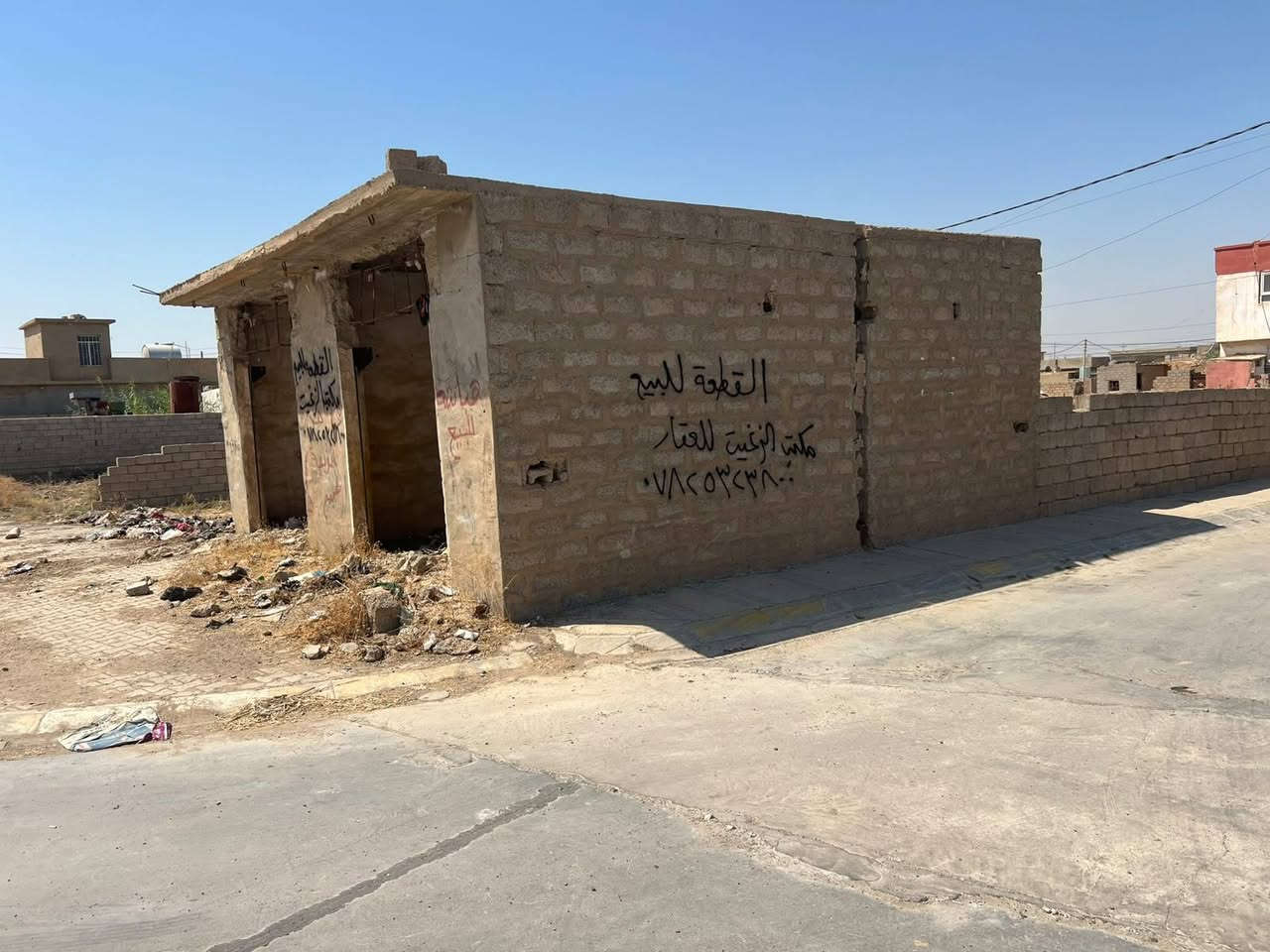 قطعة ارض تجارية ركن على ثلاث شوارع تقع على السايدين الرئيسي لعلوة الحلال والمرور قريبة من فلكة البكارة الواجهة  عالسايدين ٢١م المساحة الكلية ٣٢٠م المساحة بالطابو ٢٦٧ مع فضلة السعر ١٠٠مليون للاستفسار أكثر مراجعة مكتب الزغيت اوالاتصال على الرقم ***********
