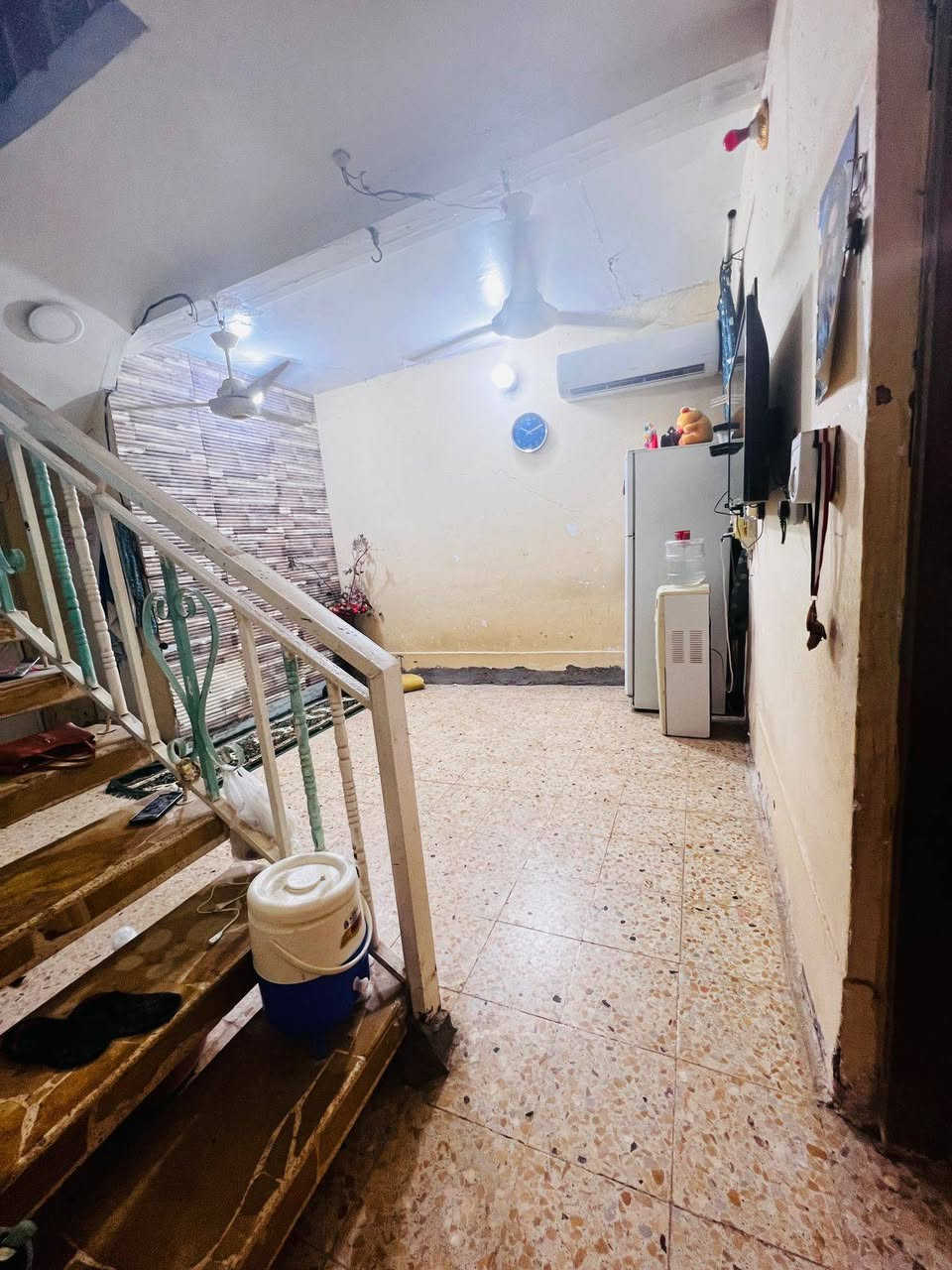 السلام عليكم بيت للبيع طابو صرف مساحته 104متر مربع واجه بناء طابوگ السطح شتايگر الأرضيه كاشي خدمات كامله كهرباء ماء مجاري تبليط بالباب كابل ضوئي مدارس قريبه كلش عليه تبعد عن البيت 200متر منطقه مخدومه من كل النواحي مكان البيت ديوانية حي الصدر الثالث السعر ***********
