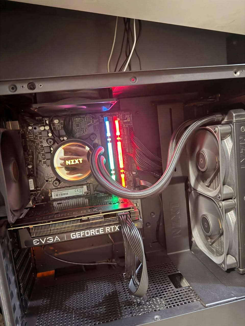بيسي مستعمل للبيع :
المعالج (CPU): إنتل كورت i5-10400F بتردد 2.9 جيجاهرتز (6 أنوية / 12 خيط معالجة)

مبرد المعالج: مبرد مائي NZXT Kraken X53 قياس 240 مم

اللوحة الأم (Motherboard): جيجابايت B460M DS3H (مقبس LGA 1200)

ذاكرة العشوائية (RAM): كروشيال باليستيكس RGB بسعة 16 جيجابايت (2 × 8 جيجابايت) DDR4-3200

وحدة التخزين الأساسية (SSD): ليكسار NVMe M.2 بسعة 250 جيجابايت

القرص الصلب (HDD): توشيبا بسعة 1.0 تيرابايت 7200 دورة/دقيقة SATA

كرت الشاشة (GPU): EVGA جيفورس RTX 3060 XC جيمنج بسعة 12 جيجابايت

مزود الطاقة (PSU): جيجابايت P750GM بقدرة 750 واط بشهادة 80+ Gold

الكيس (Case): NZXT H510 ميد تاور أسود للألعاب

السعر 800 و بي مجال.
بغداد.
(ماكو توصيل)

للاستفسار على الواتس ***********.
