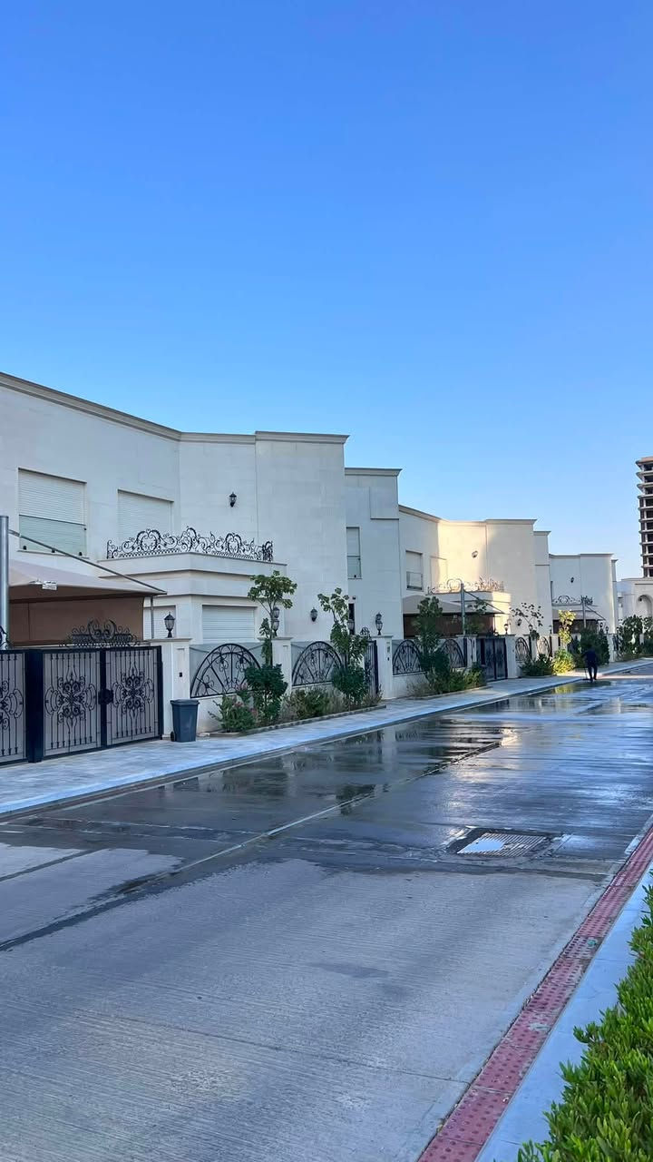 تتوفر فلل للبيع في مجمع الود السكني 🏡✨
📐 المساحات المتوفرة:
▪️ 300 متر — تحتوي على 5 غرف نوم
▪️ 200 متر — تحتوي على 4 غرف نوم

✅ جاهزات للسكن الفوري
🌳 مجمع راقٍ يمتاز بالمساحات الخضراء الواسعة
🏘️ خدمات متكاملة توفر لكم الراحة والرفاهية

فرصة مميزة للسكن والاستثمار في موقع راقٍ ومجمع متكامل الخدمات.

📞 للاستفسار والتواصل:
***********
***********
