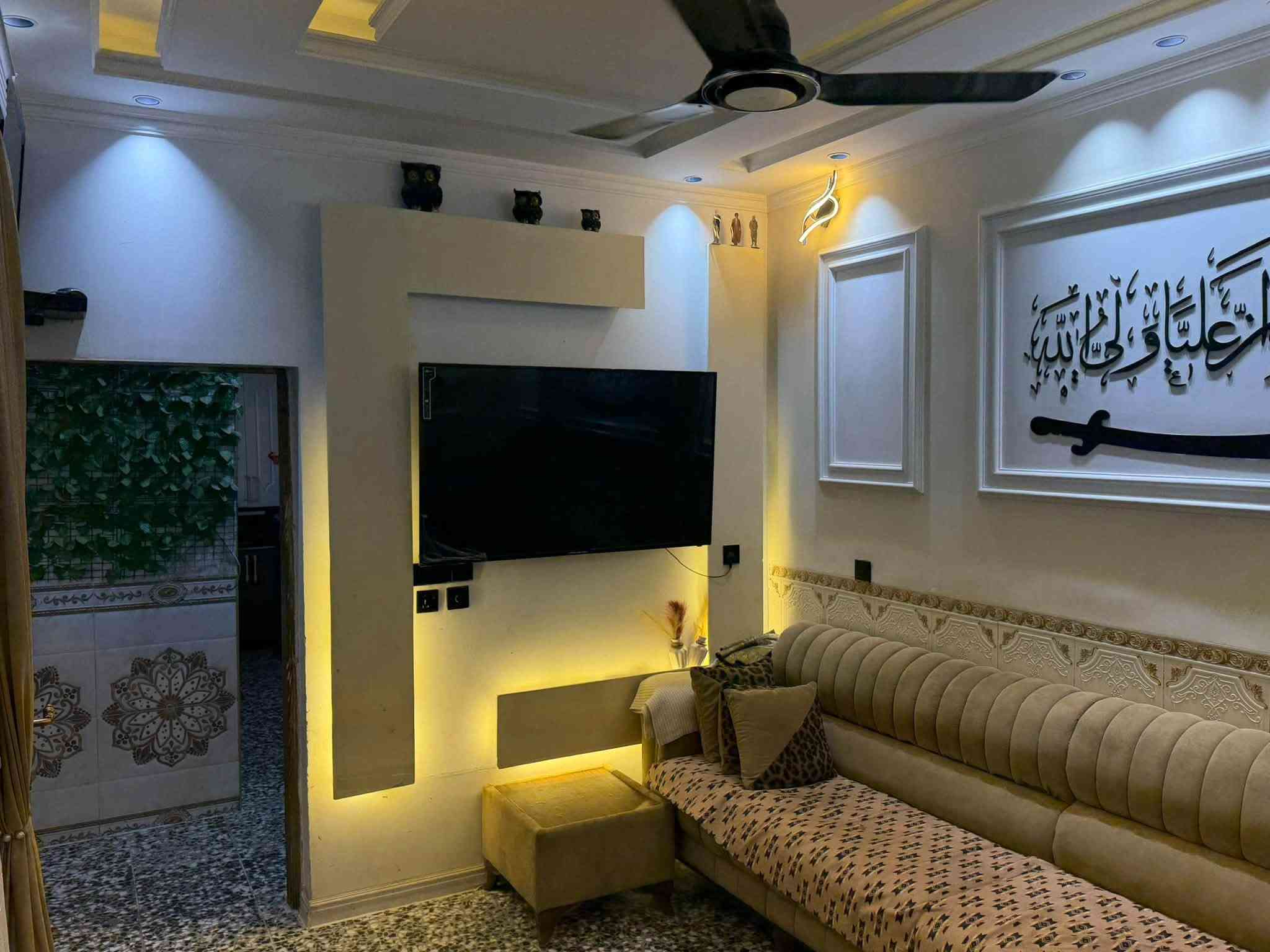 السلام عليكم بيت للبيع المساحة 80متر 
الواجهة 10متر والنزال 8متر  موقع البيت 
بغداد حي اور المنطقة بصف معمل الرحلات ماء كهرباء مجاري خدمات كاملة 
البناء سنة 2022 يحتوي على استقبال ومطبخ وغرفة نوم وحمام داخلي وحمام خارجي ومنور البناء درجة اولى  
بيع مستعجل لغرض السفر البيت ينباع كامل مع التخم والكاونتر والسبالت والغرفة الاخشاب نوع العقار مصاطحة

***********
