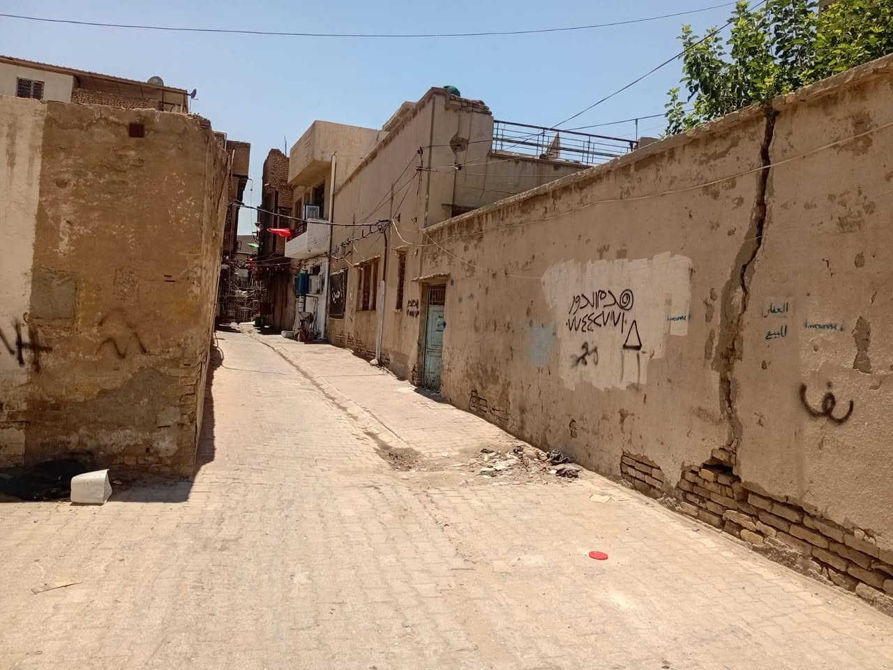 جمعة مباركة
السعر :  90مليون غير قابل للنقاش.

المنطقة : الكريمات قرب السفارة البريطانية القديمة ثالث دربونه من جهة بيت الشاوي التراثي باتجاه جسر الاحرار ثالث بيت عن النهر 

نوع العقار : بيت قديم يباع كقطعة 

المساحة :44 متر واجهة اقل 3 متر لكن تزداد من الداخل 

دربونه عريضه تدخل بيها السيارة براحتها 

العقار تابع لورثة تستلم وكالة خاصة بالعقار للمحامي  مالتك من كل الورثة ما تحتاجهم بالاعتراف بعد وبدون دلالية من اهل العقار حصراً 

للاستفسار *********** واتساب واتصال

موقع العقار على الخريطة : 

https://maps.app.goo.gl/rCTqnLJXXxujxyLi7?g_st=ac
