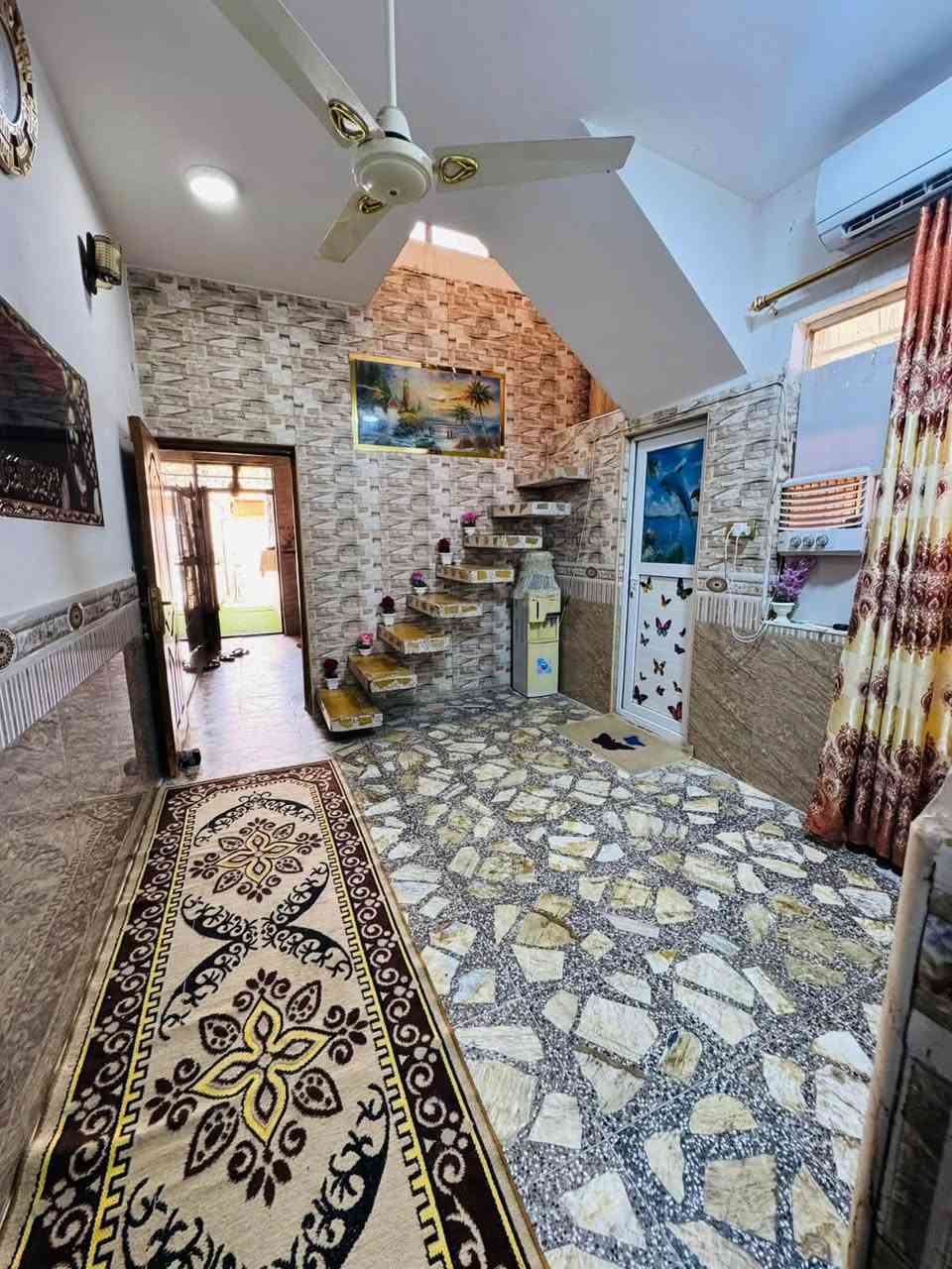 السلام عليكم بيت في حي النداء قرب شارع 60 العرضي بيت 100 متر درجة أولى حتة الواير المولدة ول قاطع جاهزات بيت مايحتاجلة شي سعر الاجار 225 لاتصال***********
