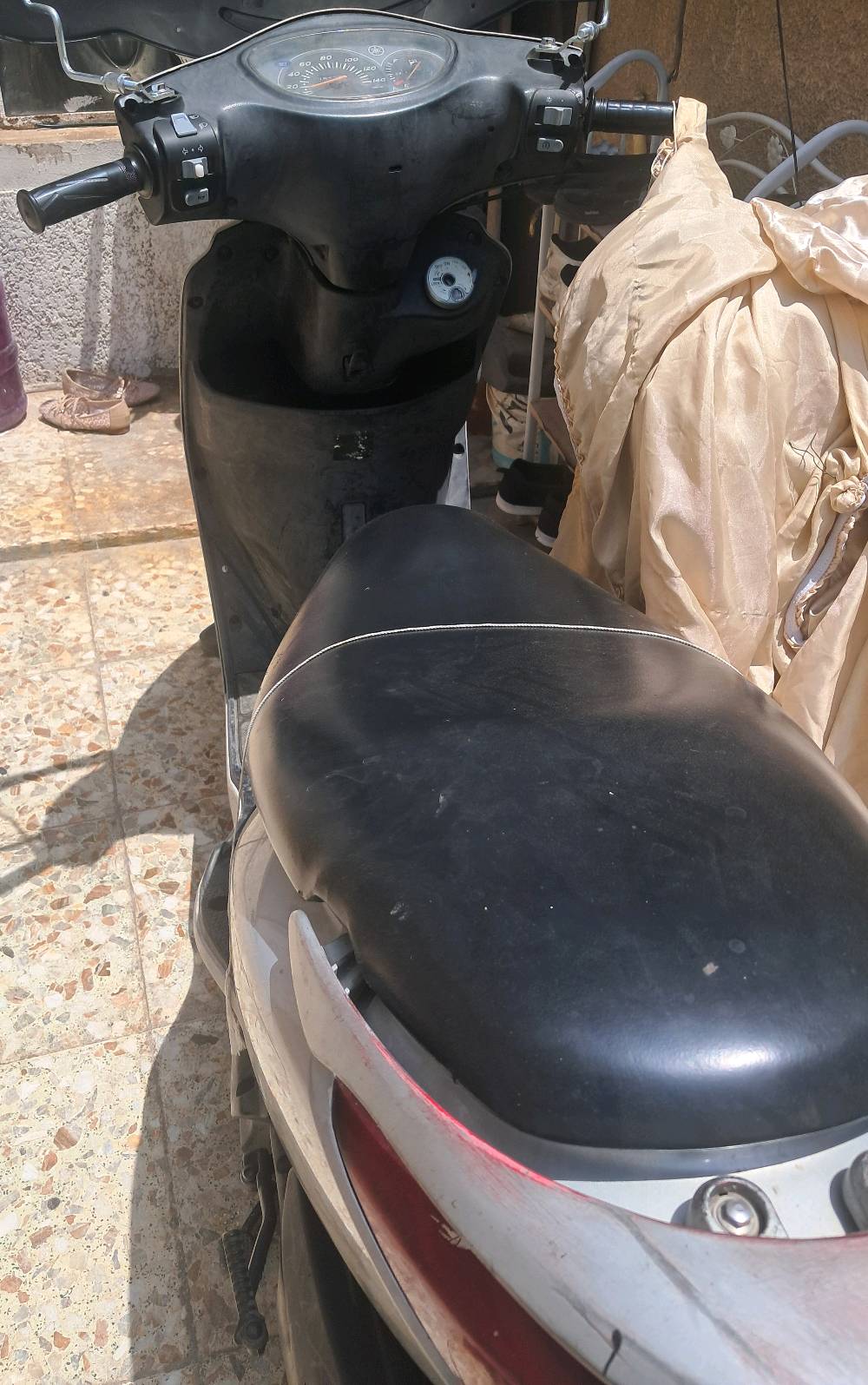 هذي سكوتر ياماها بريز للبيع، ماشي 75725 كم. شكلها نظيف ومستخدمة استعمال طبيعي، ومجهزة بواجهة واقية وكعدة مريحة. مناسبة للاستخدام اليومي والتنقل داخل المدينة، واللي يحب يفحصها بنفسه أهلاً وسهلاً.