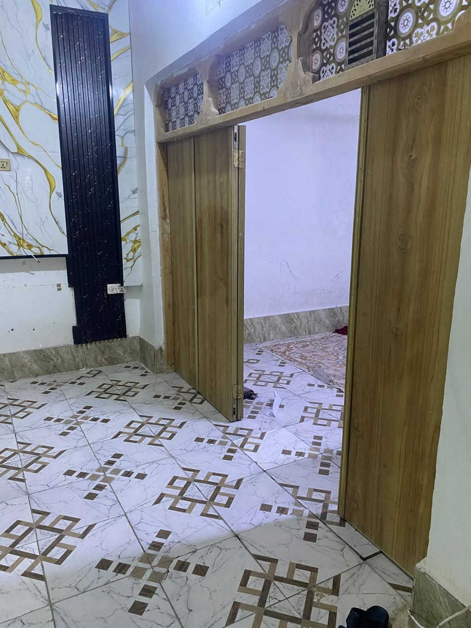 سلام عليكم بيت زراعي مقابيل العسكري شارع مول المزرعه البيت مساحه 90متر البيت بناء جديد اساس صب طابوق جمهوري ارضيه سيراميك البيت عوزه بس سقوف ودرج مامسرمك ترده كامل اتريد هيج البيت مدخل ممرمترين كدامك بل صوره 
السعر 23وقابل التفاوض لتصال ***********او***********
