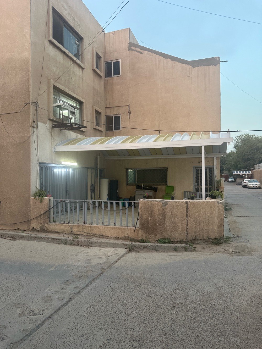 فرصة استثمارية استثنائية للبيع في الكاظمية - شارع المحيط (ركن)

المساحة: 354 متر مربع (سند ملكية صرف - طابو).
الأبعاد: واجهة عريضة 13.6 متر × عمق 27.90 متر.
مميزات: موقع ركن مميز جداً، ممتاز للتقسيم إلى عقارين أو لبناء مشروع سكني/استثماري راقٍ

الموقع: الكاظمية - شارع المحيط.
للتواصل والمعاينة: [***********]
شنو نوع العقار بالضبط: دار سكني، عمارة، لو قطعة أرض بيها بناء حالي؟ وشكد عدد الطوابق/الوحدات الموجودة هسه؟: 
عمارة / ٣ طوابق / ٤ شقق
من ناحية الموقع، شنو أقرب معلم أو تقاطع معروف داخل شارع المحيط؟ وهل الشارع عام لو فرعي وشنو عرض الشارع تقريباً؟: 
معمل الفتح للبطانيات - على الشارع العام ( المحيط ) او فندق الكناري 
شنو حالة البناء الحالي؟ قديم لو متوسط لو جيد، وبي مشاكل تحتاج تصليح أو ترميم مثل الرطوبة أو الشقوق أو السقف؟: 
قديم 
هل السعر نهائي لو قابل للتفاوض؟ وشنو سبب البيع؟: 
قابل للتفاوض 