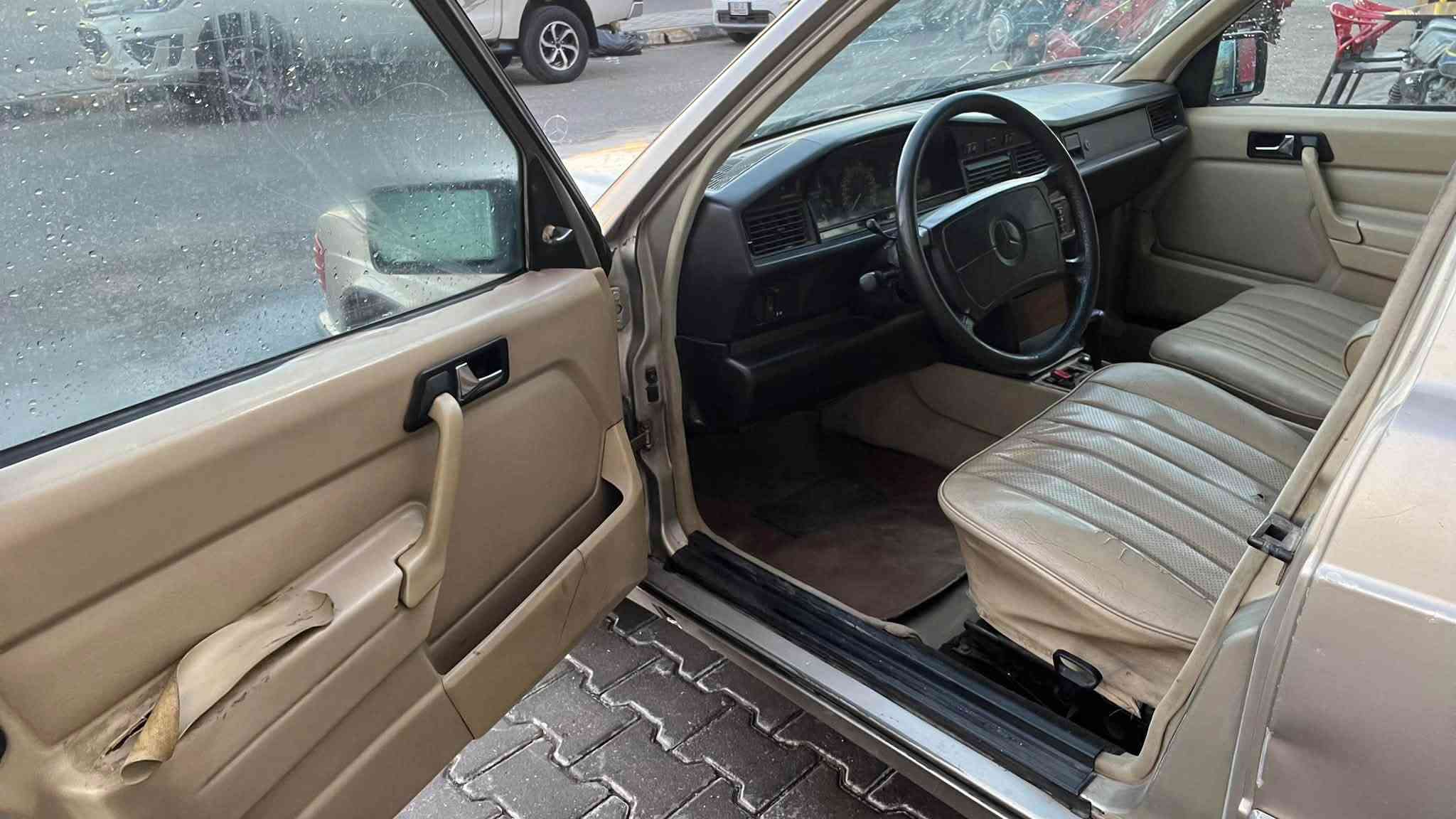 سلام عليكم 
مارسدس 190 طيارين
رقم بغداد
موديل 91
داخل بيجي محرك 4 سلندر عنكبوت 
السيارة كلش حلوة وناعمه
تبريد نقص بس راديتر كل المنظومة جديده
السعر 38 بيها مجال 
***********
