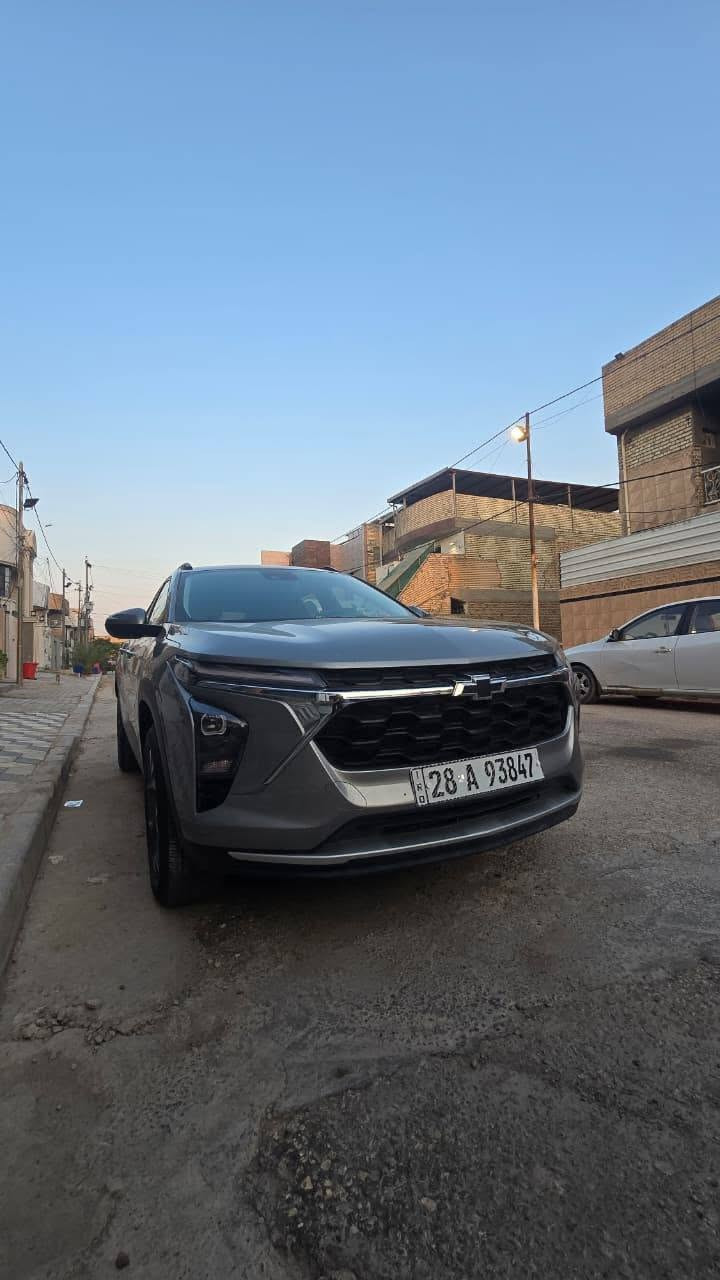سلام عليكم 

(Chevrolet Trax LT) 2024

​⚙️ الأداء والمحرك
​المحرك: 3 أسطوانات بسعة 1.2 لتر مع شاحن توربيني (Turbo).  

​القوة: 137 حصاناً وعزم دوران يبلغ 220 نيوتن.متر.  

​ناقل الحركة: أوتوماتيكي عادي من 6 سرعات (وليس CVT)، مما يعطي استجابة وسياقة أفضل.  

​نظام الدفع: دفع أمامي (FWD).

​استهلاك الوقود: تقريباً 12.7 كم/لتر داخل المدينة، و13.6 كم/لتر على الطرق السريعة (معدل اقتصادي جداً).

رقم المركبه نجف 

حادث السياره مرفوق مع صور السياره
 ورقم الشاصي :-
#KL77LHE27RC152817

سعر السياره يبلغ 22،500،000

 22مليون و500 الف دينار عراقي
بيها مجال بسيط للشراي الجاد
ملاحظه السياره فقط بيع بدون مراوس 

للأتصال والاستفسار 
***********
