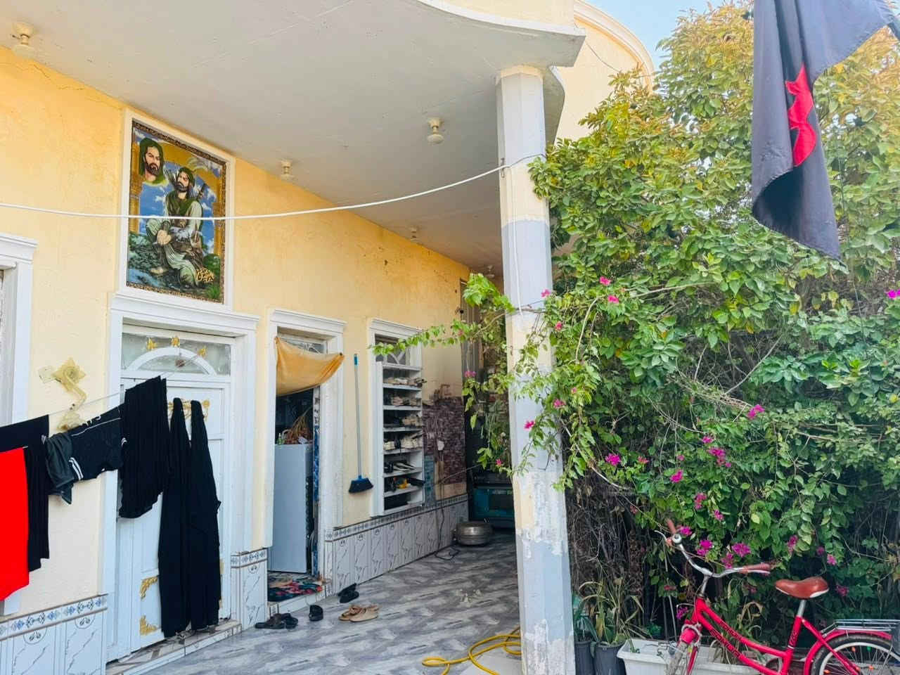 بيت زراعي سند 25 ابكاع السعدون بين السوك ولفضليه قرب صوره سيد جاسم المساحه 290 واجها 15 ونزال 19 يتكون من استقبال 9 متر مع ديوان  قنفات وسبلت طنين  وصاله 8 متر  مع تخم قنفات وسبلت طنين ومنضومه كامرات وشاشه وغرف نوم عدد 3 وكل غرفه مع سبلت  طنين البناء ابلوك ولسقف اعكاده ولطارمه كونكريت  اضافتااا محل كماليات بيه غراض فوك العشره مليون كلها الغراض من ضمن البيت السعر 85 وبيه مجال شي بصيط الشراي يتصل ***********حيدر ***********انور
