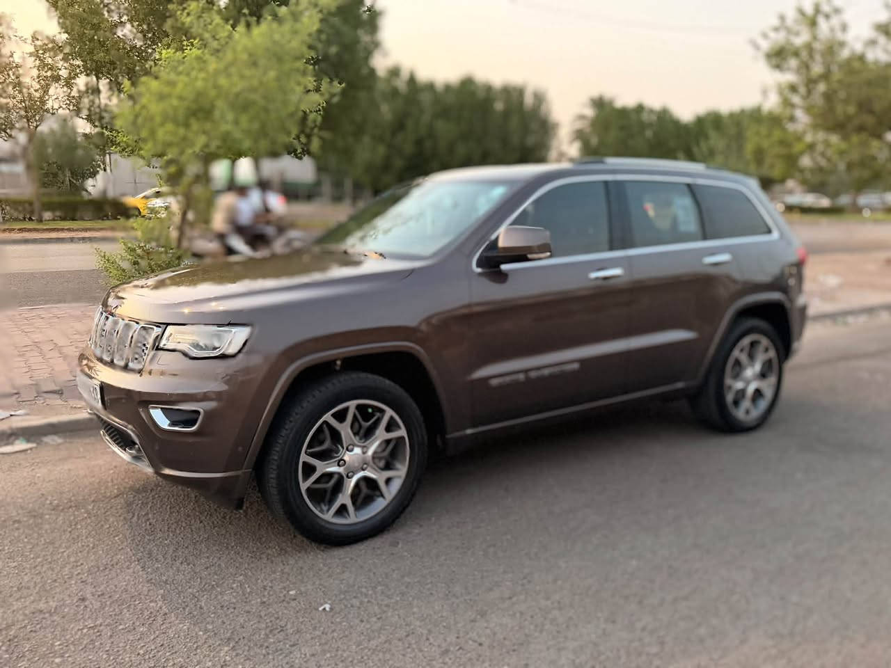 للبيع جيب شيروكي اوفر لاند ( overland)
موديل ٢٠٢٠ وارد خليجي مكفول كير ومكينة
 لون قهوائي  مكفولة من ضربة وصبغ وتبديل 
المواصفات: محرك 3.6   6 سلندر 
رادار امامي خلفي 
كشنات جلد تدفئة وتبريد 
شاشات خلفية 
 مرايات تعتيم ذاتي مع تحذير النقطة العمياء 
سقف بانوراما 
جنطة كهربائية 
دفع رباعي 4*4 
ايضاً نمط سبورت 
جكات 
تشغيل عن بعد 
تدفئة ستيرن 
نظام تشغيل وإطفاء أوتوماتيكي بالازدحام 
ذاكرة لحفظ وضعية السائق 
دخول ذكي 
نظام تعليق هوائي ذكي 
لايتات LED   
محرك كير مكفولات من الفتح والضرر
غرفتهة نظيفة وجديدة  

مكاني بغداد شهداء البياع سيف للاستفسار ***********
السعر ٢٥٨ ورقة وبيهة مجال
