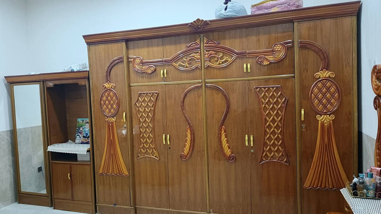 سلام عليكم غرفة اخشاب سبع قطع نضيفة بيها ضرر بسيط بجرارات مكاني بغداد للأستفسار اتصل على رقم ***********
