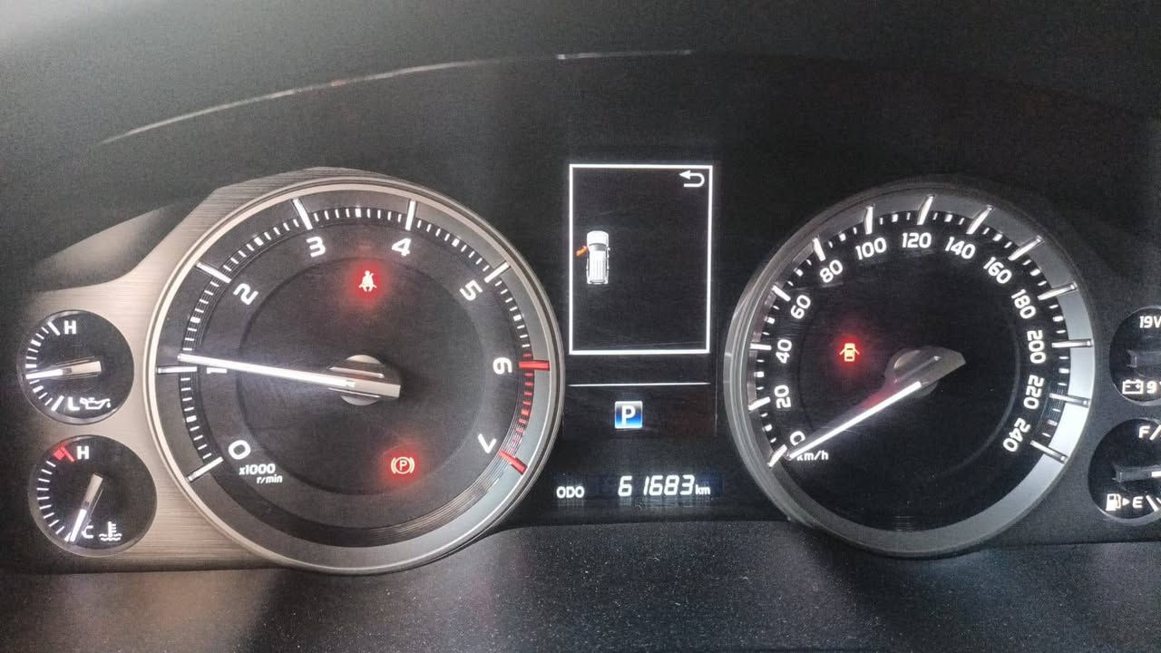 لاندكروزر V8 • ٢٠٢٠ • ٦٤ الف