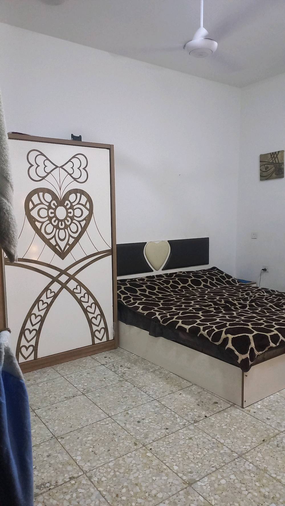 بيت للبيع مساحه ١٢٠ متر بناء حديث وشغل درجه أوله واجهه ٧ونص ملحقاته صاله داخليه واستقبال ومطبخ وغرفه  نوم وحمام ومناور ٢ فوك بيتونه جبيره تكدر تحطلها قاطع اصير غرفه اني مسويها غرفه للاطفال وسطح خلفي وامامي ومطبك شتايكر البيت كامل مكمل وعلى ايدي وكلشي اشتغلته بالبيت بي ضمان من كهربائيات من بواري خلاطات كله بي ضمان وجاهز للسكن عنوان الرئاسه شارع عشرين بخلف مخازن الببسي المنطقه كامله من خدمات مي خير من الله وكهرباء هم شارع الي بي البيت مبلط والمنطقة هادئه الاستفسار اتصل على هذا الرقم وائل ابو رضا *********** السعر ١٠٠ وبي مجال للشراي