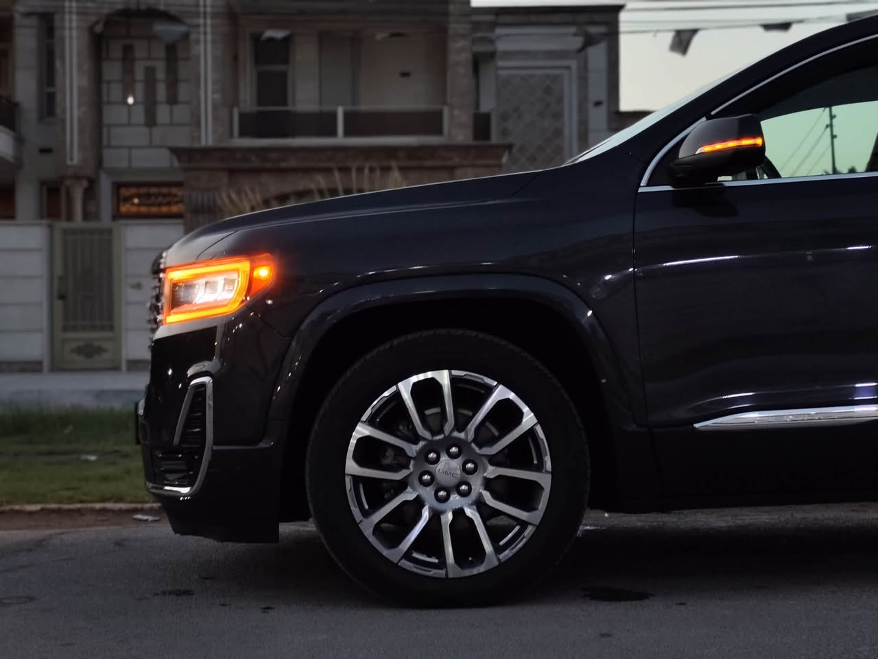 للبيع: جمس أكاديا دينالي 2023 (GMC Acadia Denali) – قمة الفخامة والأداء
الموديل: 2023
​الفئة: دينالي (Denali) – الفئة الأولى
اللون : فحمي ميتاليك رصاصي غامق  لون مميز 
​نظام الدفع: دفع كلي بجميع العجلات (AWD)
​خمس مودات للقيادة 
​المحرك: 6 سلندر (V6) بسعة 3.6 ليتر (أقوى وأهدأ محرك في فئته)
​الكير: أوتوماتيكي من 9 سرعات بنظام نقل مريح 
​الشكل الخارجي: شبك "دينالي" الكروم المميز + إضاءة LED بالكامل (أمامية وخلفية).
​الداخلية: مقاعد جلد فاخرة ومطرزة بشعار Denali.
​الراحة والتبريد: مقاعد أمامية كهربائية مزودة بنظام تبريد وتسخين + تسخين لمقاعد الصف الثاني.
​السعة: مقاعد مريحة للغاية لون بيجي. تتسع حتى 6-7 ركاب (مقاعد كابتن في الصف الثاني).
​فتحة السقف: بانوراما مزدوجة (Dual-Sky).
​الباب الخلفي: كهربائي يفتح بالقدم (Hands-Free).
​التقنيات والنظام الصوتي
​شاشة العرض: إسقاط البيانات على الزجاج الأمامي (Head-Up Display).
​النظام الترفيهي: شاشة لمس بحجم 8 بوصات تدعم Apple CarPlay و Android Auto لاسلكياً.
​النظام الصوتي: نظام فاخر من شركة Bose المحيطي (8 مكبرات صوت).
​عجلة قيادة جَلد مجهزة بخاصية التدفئة وأزرار تحكم كاملة.
​أنظمة السلامة ومساعدة السائق
​كاميرات رؤية محيطية 360 درجة + حساسات ركن أمامية وخلفية.
​رادار تثبيت السرعة التكيفي (Adaptive Cruise Control).
​نظام الكبح التلقائي في حالات الطوارئ.
​نظام الحفاظ على المسار والتنبيه عند الخروج منه.
الحادث : جاملغ  جهة اليمين مبدل جديد 
السياره بدون ايرباك 
المسافه المقطوعه :17000 ميل 
​للتواصل والاستفسار:
📞 رقم الهاتف: ***********
📍 الموقع: بغداد
