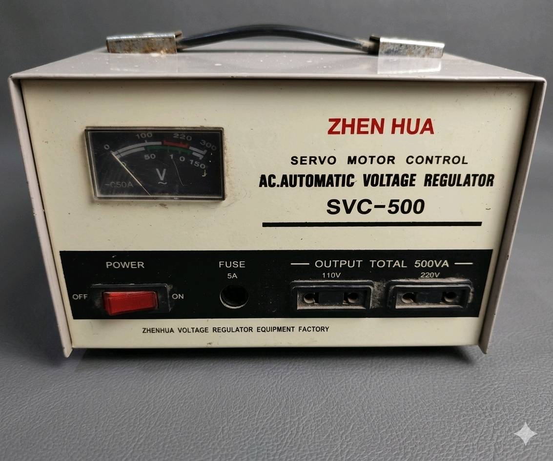 منظم جهد كهربائي أوتوماتيكي (Stabilizer) من نوع سيرفو موتور، ماركة "ZHEN HUA" طراز SVC-500 بقدرة إجمالية 500