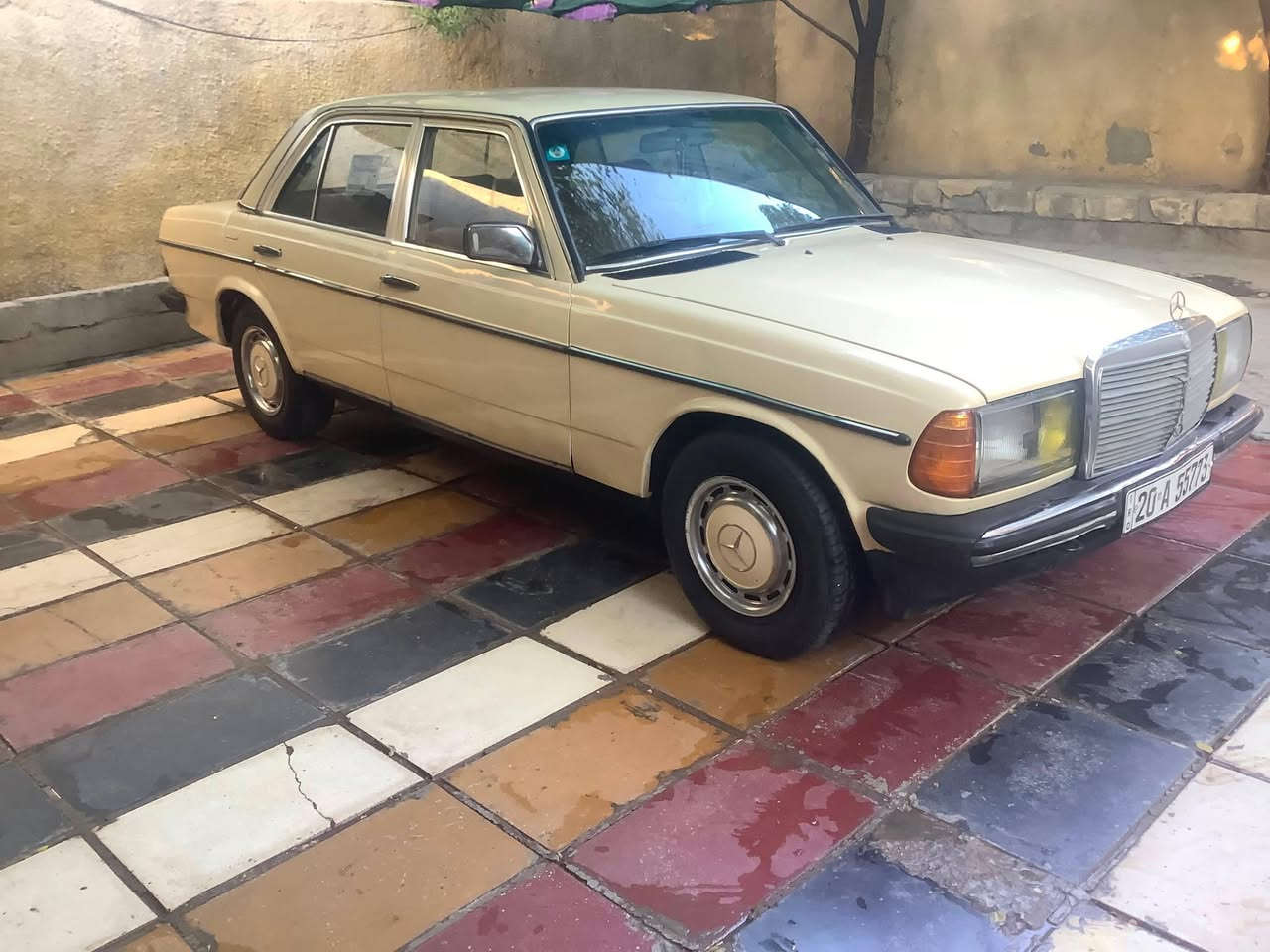 📣 للبيع: مرسيدس بنز W123 (موديل 200)
السيارة باسمي (تحويل مباشر / ملكية مضمونة) 📄✍️
تفاصيل ومواصفات السيارة:
النوع والماركة: مرسيدس-بنز (Mercedes-Benz)
الطراز: W123 الكلاسيكي الشهير
الفئة: 200
اللون: بيج كلاسيكي مميز (Cream / Light Ivory)
المحرك: 4 سلندر (اقتصادي وقوي/ الأوراق والسنوية كاملة وباسمي.
المميزات الخارجيّة والجماليات:
البدن والمظهر الخارجي بحالة ممتازة ونظيفة جداً.
دوشمة وأغطية العجلات (الطاسات) الأصلية بنفس لون السيارة مع طوق الكروم.
الدعاميات (المصدات) الأصلية بحالة ممتازة مع شريط الكروم والمطاط الأسود.
إضاءة ومصابيح بلاد الأصلية.
رقم الهاتف  ***********
المكان بغداد العبيدي حي النصر ..السعر 60 بيها مجال قليل
