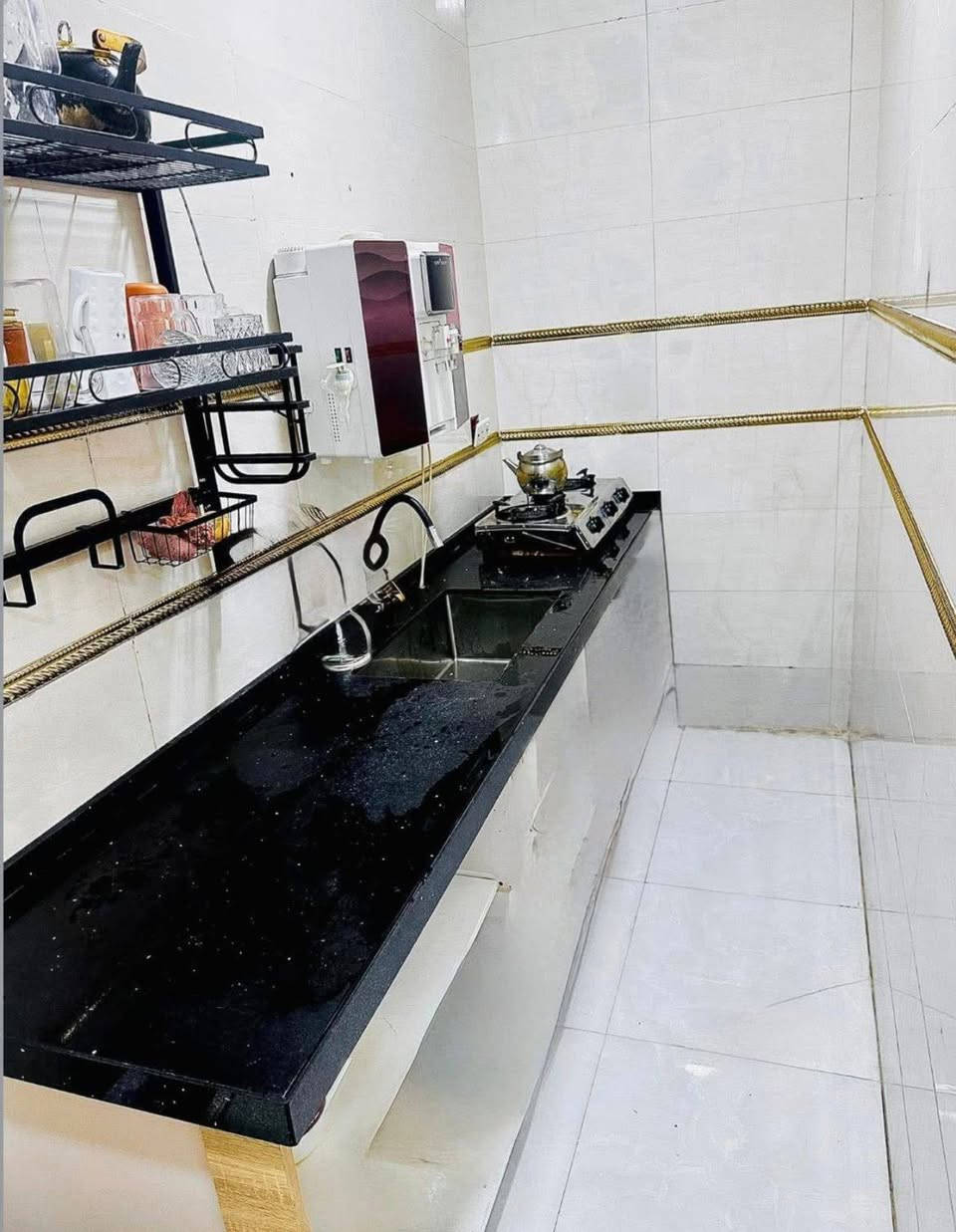 بيت للبيع طريق بغداد حي الحوراء تيل 43 حسينية الباقر بعد 50 متر عن الشارع مساحة 200 متر بي اربع غرف نوم صالة كبيرة اربع حمامات استقبال ومطبخين حار وبارد والبيت طابقين يصلح حسينية وبيت والاستفسار ***********
