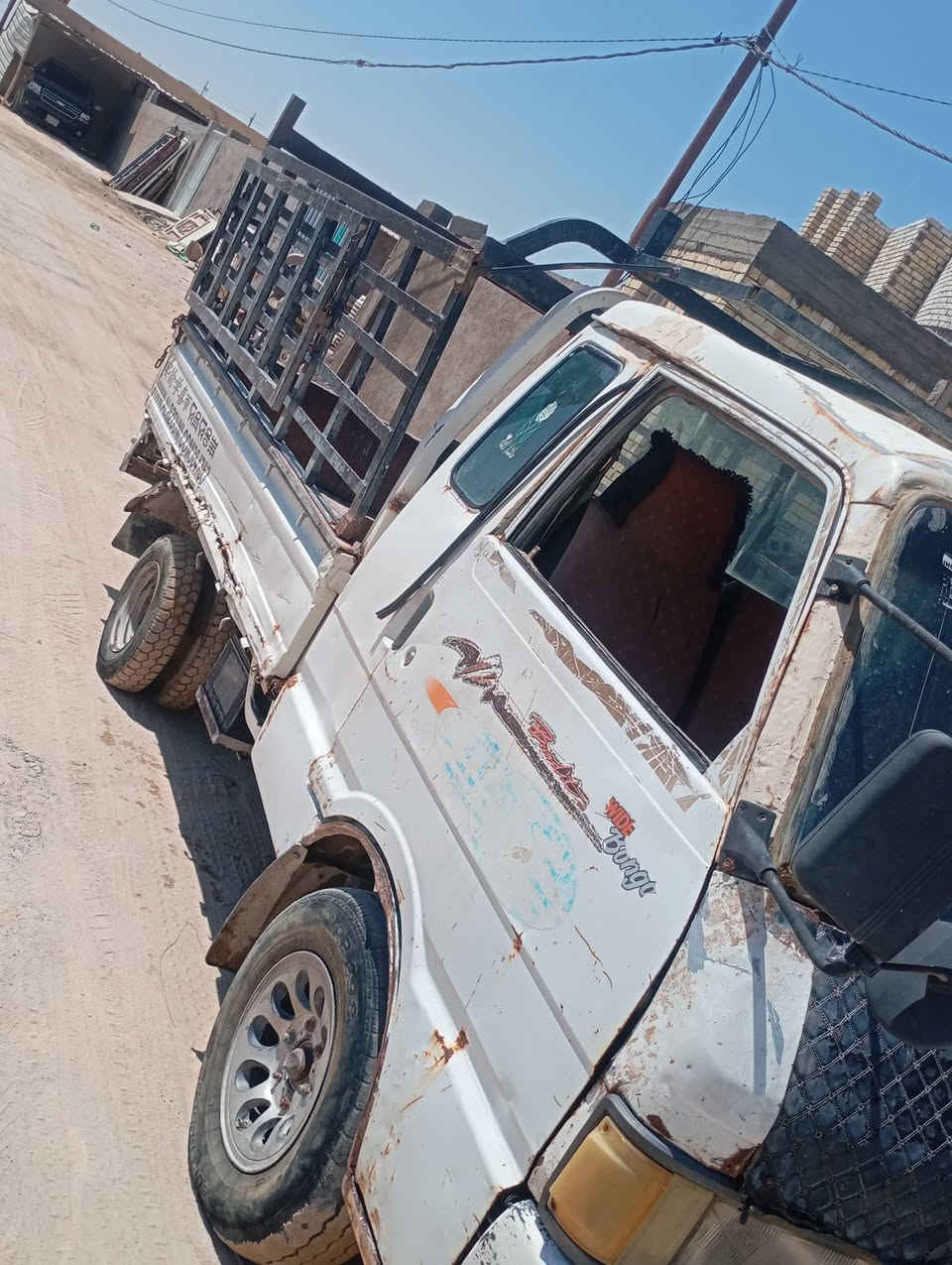 كيه للبيع موديل 89 مكينه وگير وكسن مكفولات تخم تاير نضيف البدي كبال العين رقم الشاصي واضح  
السعر 34 
النجف  
رقم ***********
