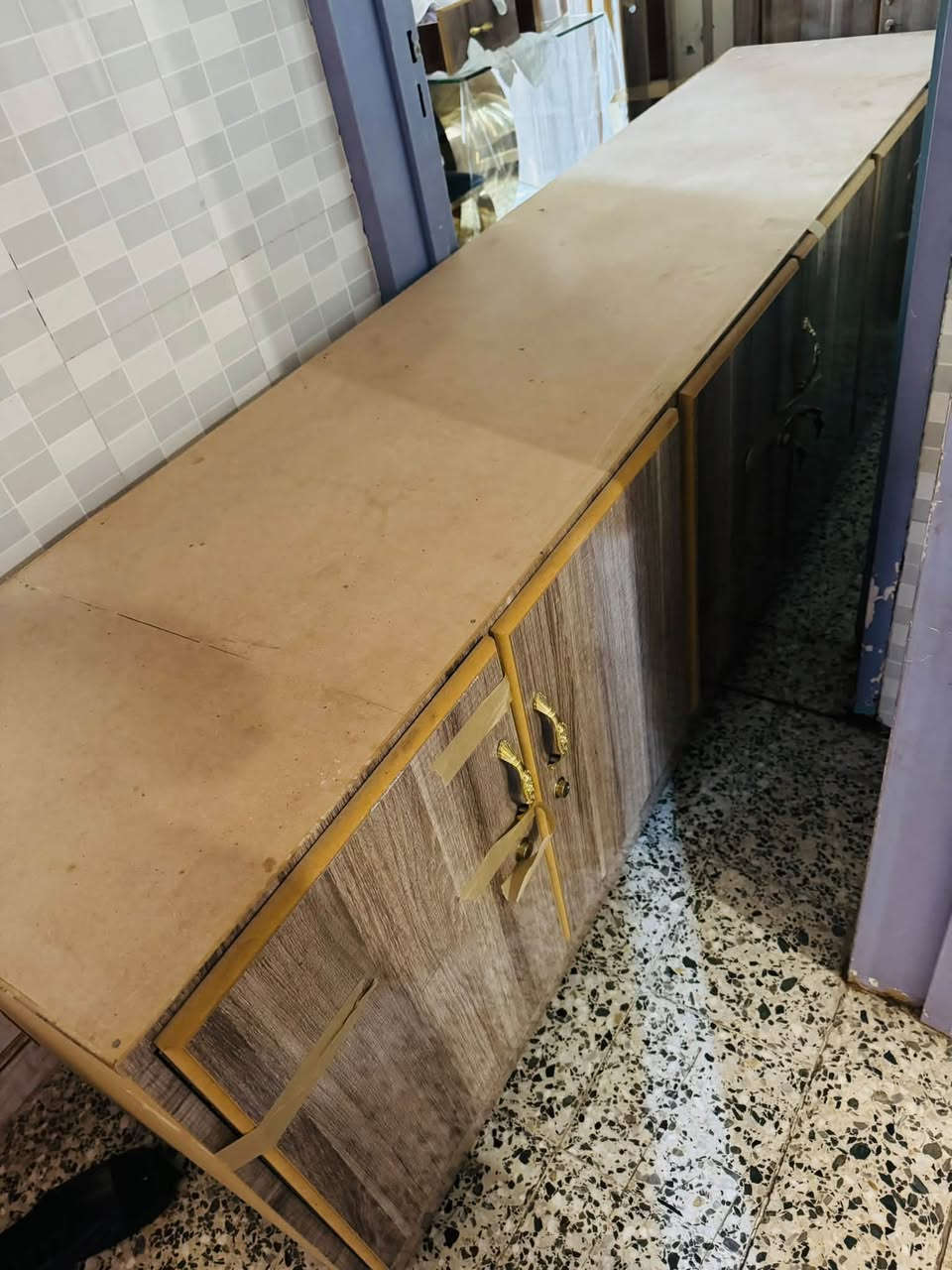 كنتور للبيع بحالة شبه جديد، الطول الكلي 280سم يعني مترين و 80 ، العرض 60، طالب عليه 300 وبي مجال للشراي، ملاحظه ماعندي نقل يعني تجي تشوف وتاخذه وتسلم فلوسك، مكاني كركوك.

واتساب / هاتف: ***********
