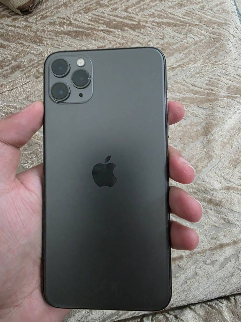 ايفون 11 برو ماكس • خدش خفيف • كفر وكيبل