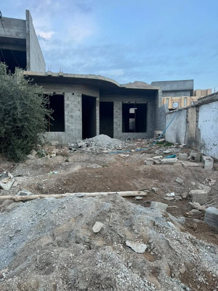 سلام عليكم هيكل طابو صرف باسمي للبيع مساحه ١٩٢ مكانه مقابيل مولد بيت وسمي قرب حي العصري سعره مناسب جدا للتواصل ***********
