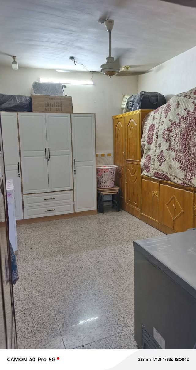 السلام عليكم ورحمة الله
دار للبيع طابقين المساحة 150 متر طابو زراعي سند 25 يحتوي على 4 غرف نوم كيلدور واستقبال ومطبخ وصحيات بناء سنة 2016  مكانه حله منطقة الشاوي قريب جداً على حي الزهراء خدمات كامله ماء مجاري كهرباء شارع تبليط 
سعره 145 وبي مجال للاستفسار خاص او اتصال
***********
