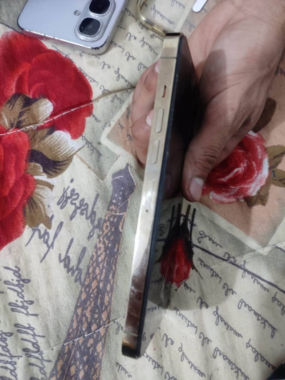 السلام عليكم 13برو ماكس جهاز نضيف فقط مبدل بطاريه وشاشه فيس ايدي شغال مكاني كربلاء حي العسكري *********** مامتواجد بالفيس سعر ٥٥٠ بي مجال

