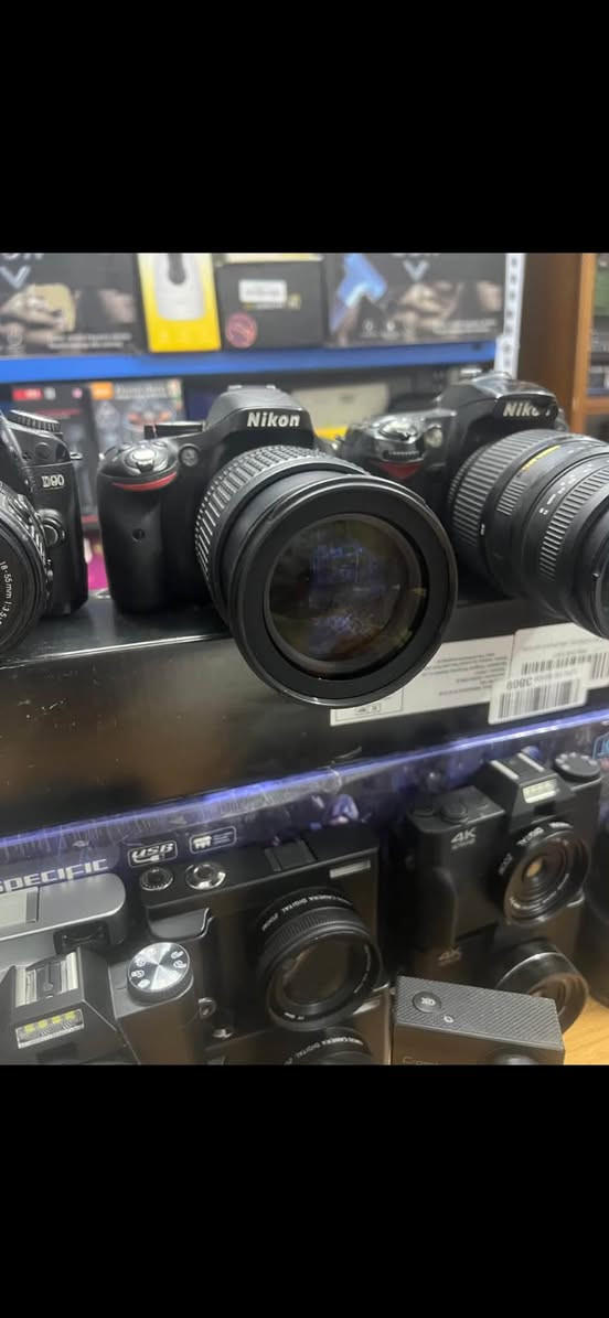 كامره نيكونb5200 نظافة فول السعر300 وبيها مجال تفيد تصوير أعراس ورياضة مكاني جسر المثل ***********
