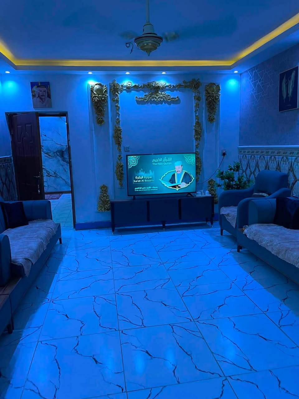 🏰 صرح المدائن للعقارات | عرض بيت للبيع 🏰
📍 الموقع: المدائن - قرب جامع سيد علي (مقابيل شارع النهر / شارع ماهر).
📜 جنس العقار: زراعي (سند 25).
📐 المساحة: 300 متر مربع وشوية.

🏡 مواصفات وتفاصيل البيت:

4 غرف نوم (3 غرف بالطابق الأرضي + صالة واسعة + استقبال + مطبخ والطابق العلوي يحتوي على غرفة نوم وصالة ) 

✨ التشطيب والديكور: البيت بالكامل تغليف سيراميك (لأعلى ولأسفل) مع ديكورات حديثة.

الخارج: حدائق عدد (2) + كراج سيارة واسع

📞 للاستفسار اكثر ولمعرف السعر والتفاصيل 
الاتصال على الرقم التالي او مراسلة الصفحة 
 📱***********     
 

…………………………………………….

📣 عندك عقار تريد تبيعه أو تأجره؟
🏡 صرح المدائن للعقارات خيارك الأول والأفضل بالمنطقة!
🔹 نوفر لك أفضل العروض لـ (البيع - الشراء - الإيجار): بيوت، أراضي، مزارع، وشقق.
🔹 إذا كان عندك (بيت، أرض، مزرعة) تريد تبيعها أو تأجرها بسرعة وبأفضل سعر، صرح المدائن حيكون اختيارك 

#المدائن #عقارات_المدائن #صرح_المدائن #شارع_النهر #جامع_سيد_علي #بيوت_للبيع #عقارات_العراق #بغداد_العقارية #عقار_للبيع #طابو_زراعي #بيوت_حديثة #تسويق_عقاري #للبيع_في_العراق #مزارع_للبيع #إيجار
