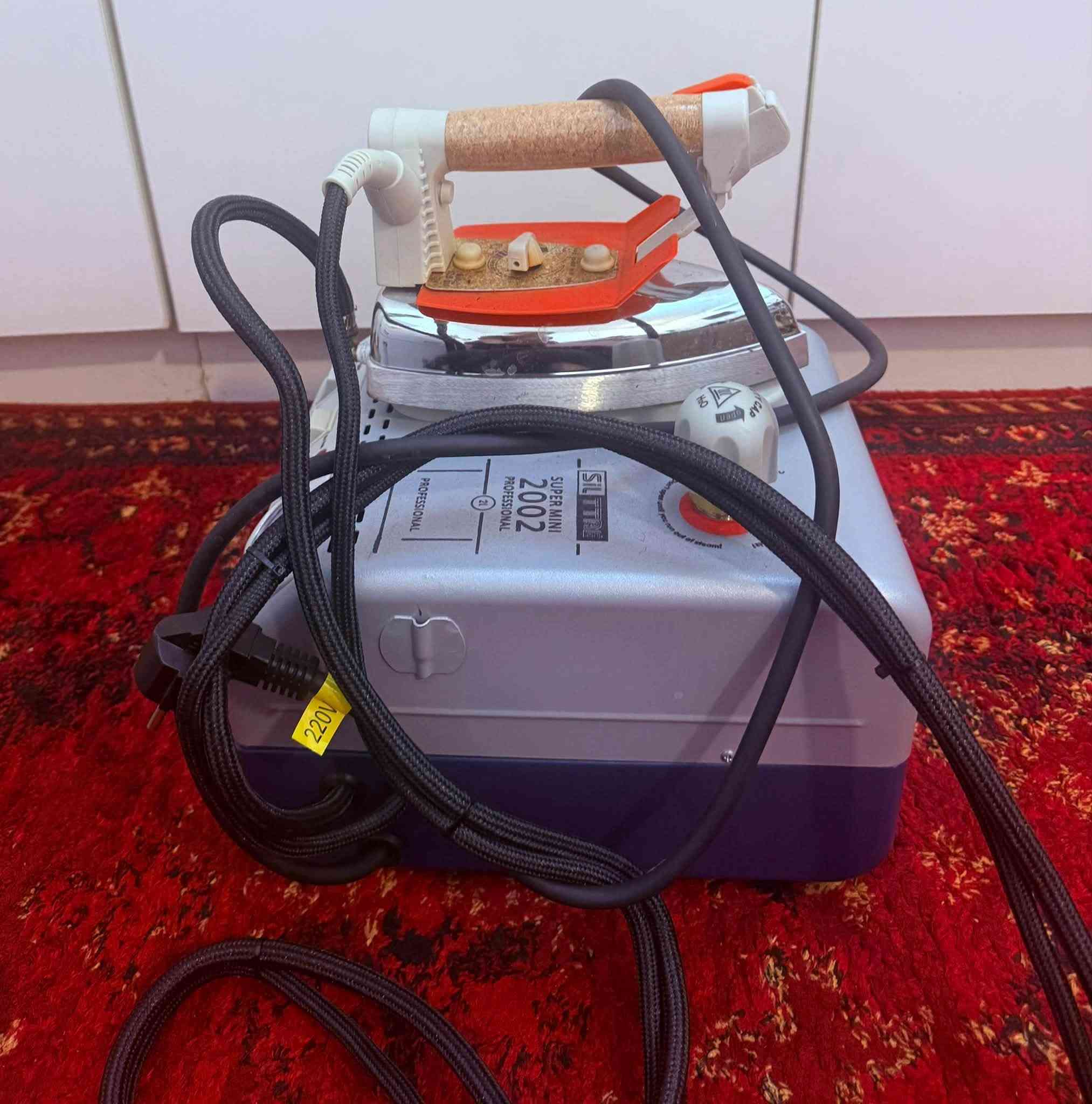 السعر 175 الف⭕ الموقع بغداد البلديات ⭕للتواصل ***********
للبيع: مكواة بخار بخزان احترافية (Super Mini Professional)
 الحالة: ممتازة ونظيفة جداً (مع الكرتونة الأصلية كما موضح بالصور).
 السعة: مرجل بخار سعة 2 لتر، توفر ضغط بخار قوي وثابت ومثالية للعمل المستمر.
 المميزات:
 مناسبة جداً لمشاغل الخياطة، الأتولييهات، الصالونات، أو للاستخدام المنزلي الكثيف.
 مقبض مريح للكي مع مؤشر ضغط وبخار دقيق وأزرار تشغيل منفصلة للغلاية والمكواة.
 تعطي نتائج احترافية وسريعة جداً على جميع أنواع الأقمشة وتزيل أصعب التجاعيد.
