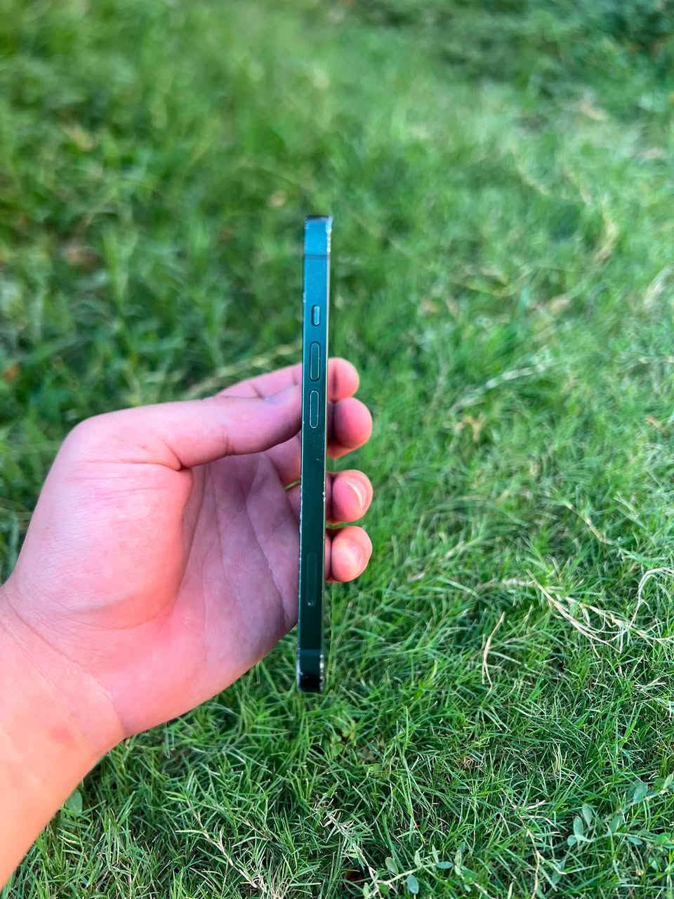 سلام عليكم جهاز 13 عادي للبيع
ذاكره 128 
بطاريه 69 بلادي 
جهاز شرط ما مفتوح ولا بي اي عيب كلشي شغال 
بطاريه صح نازله بس ما تصرف شحن 
بي شخوط بالشاصي مثل ما موضح بس اي عيب ما بي 
سعر 325 وبي مجال مو شراي لا تكسر بالسعر ***********

