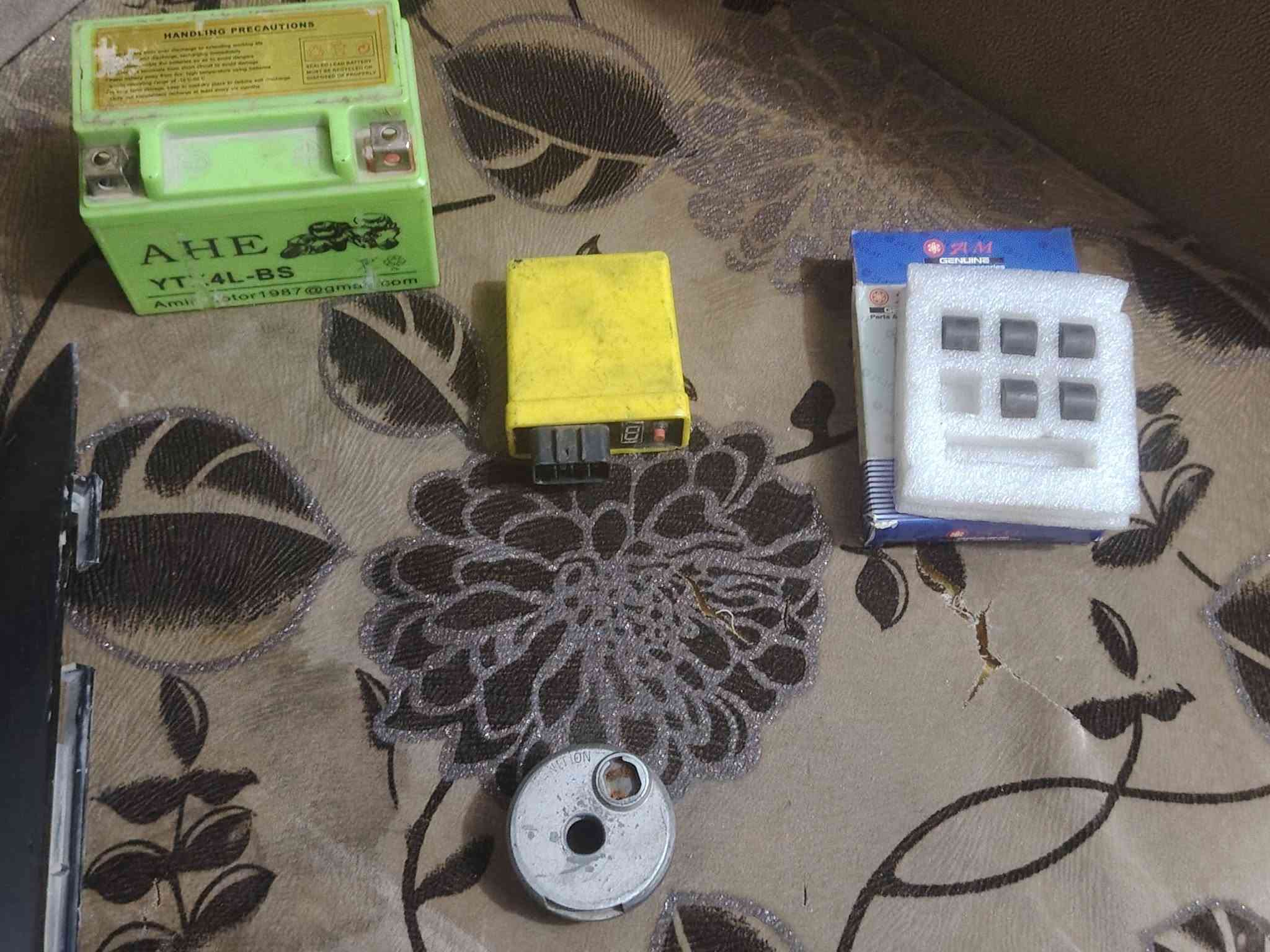 📢 للبيع غراض ماكس قجمه
1️⃣ كابريتر نظيف، يحتاج بس عرقچين.
2️⃣ كفرات بيها شخطات.
3️⃣ تريشة وحدة.
4️⃣ عقل رياضي مال 55 وفوك.
5️⃣ باتري جديد، يحتاج بس شحن.
6️⃣ قاعدة مال جوزة.
7️⃣ خرز بلادي، ناقص وحدة.
8️⃣ صالِنصة بلادي تحتاج لحيم كم جويه وتكوسرة.

💰 السعر: قيم واخذ 
📍 المكان: كربلاء سيد اسماعيل
📞 للتواصل: ***********
