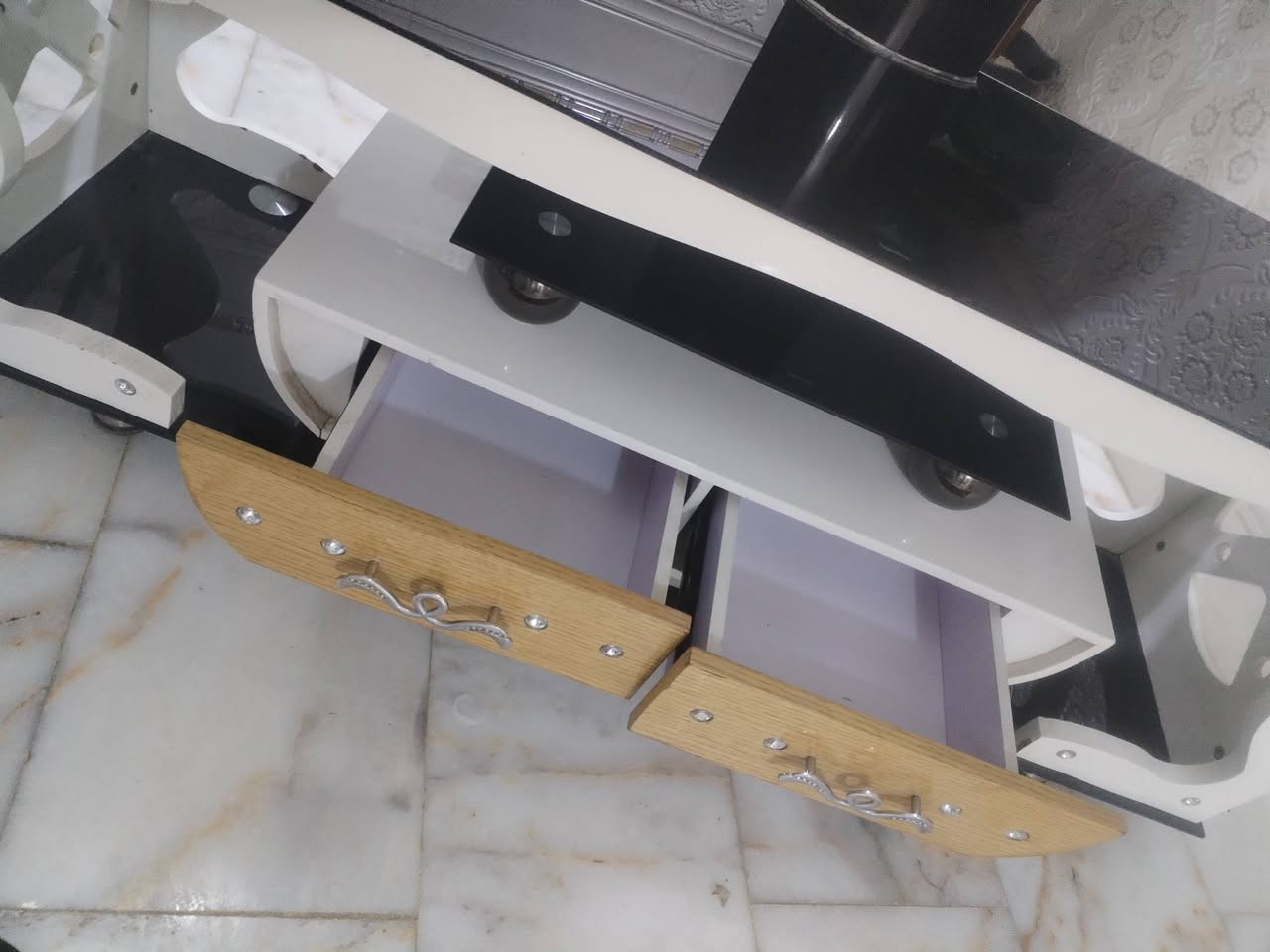 ميز طعام  ٤ كراسي١٥٠ ميز تلفزيون ١٢٥ حله شارع ٦٠

