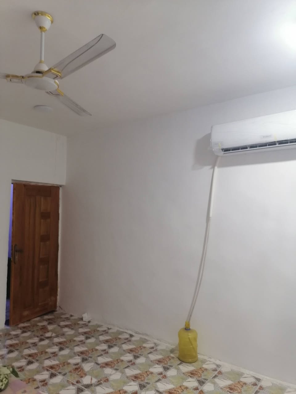 دار للبيع طابو صرف المساحة ١٥٠م مطلوب قرض للإسكان الطابق الأول يحتوي على طارمة واستقبال  وصالة وغرفة نوم وصحيات داخلية وخارجية
الطابق الثاني غرفة نوم عدد ٢ نظام سويت وصالة       العنوان بغداد الزعفرانيه حي الوليد دور الأمن الوطني خلف إعدادية المروج الفرع السابع للاستفسار ***********
دار للبيع طابو صرف المساحة ١٥٠م مطلوب قرض للإسكان الطابق الأول يحتوي على طارمة واستقبال  وصالة وغرفة نوم وصحيات داخلية وخارجية
