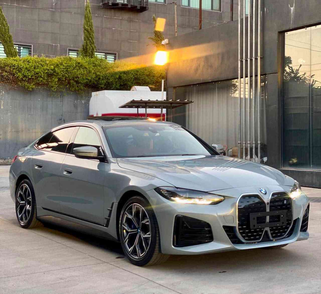 BMW i4 2024
Edrive 40
بي ام دبليو i4 ٢٠٢٤
Edrive 40
٣٥ الف ماشي
بطارية ليثيوم أيون سعة 84 kWh
مدى الشحنة الواحدة حوالي 450-550 كم
تدعم الشحن AC / DC

الإضافات والمواصفات:
• فتحة سقف
. M Package ويل
• هاند بريك كهرباء مع نظام Auto Hold
• أنظمة قيادة: Comfort / Sport / Eco Pro
• مقاعد جلد فاخرة كهربائية مع ذاكرة
• ديكورات داخلية خشب أسود
• شاشة منحنية مزدوجة (14.9 إنش للنظام + 12.3 إنش للسائق)
• تدعم الأوامر الصوتية واللمس وGesture Control
• Apple CarPlay + Android Auto
• ماوس للتحكم بالشاشة
• نظام ملاحة Navigation
• شاحن لاسلكي
• بلوتوث + WiFi Hotspot
• مخارج USB / AUX
• كاميرات 360 درجة (3D)
• تشغيل بدون مفتاح Keyless Go
• دخول بدون مفتاح Keyless Entry
• حساسات أمامية وخلفية
أنظمة الأمان:
• تحذير مغادرة المسار Lane Departure Warning
• تحذير تغيير المسار Lane Change Warning
• مساعد الانتباه Attention Assist
• نظام تنبيه اليقظة
• تحذير السرعة Speed Warning
• تدخل التوجيه للحفاظ على المسار Steering Intervention
• تحذير الاصطدام الأمامي والخلفي
• مانع انزلاق
• مثبت سرعة Cruise Control
مميزات إضافية:
• تحكم كامل بالمقود + أوامر صوتية
• Paddle Shifters على الستيرنج
• طارة مدفأة
• إضاءة داخلية متعددة الألوان Ambient
• إضاءة ترحيبية
• أضوية ليزر BMW + LED
• مصابيح أمامية وخلفية LED
• جنوط 19 إنش
• مرايا كهرباء قابلة للطي مع إشارات
• تبريد خلفي منفصل

تترقم شمالي مجاني ( اربيل سليماني دهوك)
للبيع فقط بدون مراوس
مكان سليمانية📍
للستفسار : 
***********
*********** السليمانية, العراق
