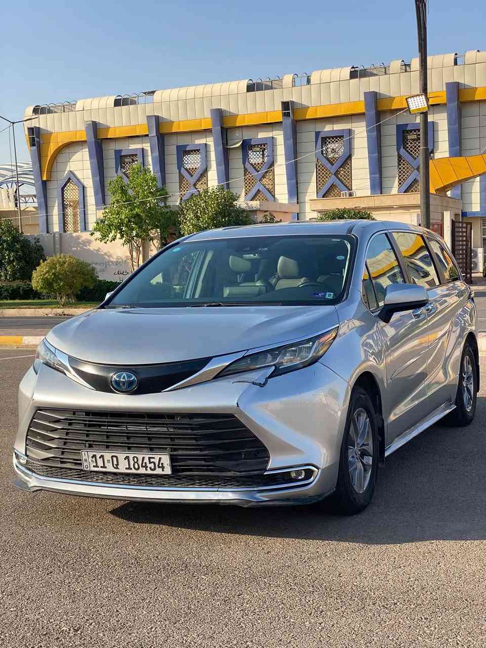 للبيع: تويوتا سيينا (Toyota Sienna) هايبرد موديل 2023
* الموديل: 2023

 * الفئة: XLE هايبرد (Hybrid) / نظام دفع رباعي التلقائي(AWD) اوتماتيكي 

 * اللون: سلفر (فضي)

 * الحالة: السيارة بحالة عامة ممتازة ونظيفة

 * المميزات: سيارة عائلية بامتياز، اقتصادية جداً في استهلاك الوقود بفضل منظومة الهايبرد، مساحة واسعة، تصميم عصري ومريح للرحلات الطويلة والعائلية.

📞 للتواصل والاستفسار: ***********

📍 الموقع: الأنبار - رمادي
