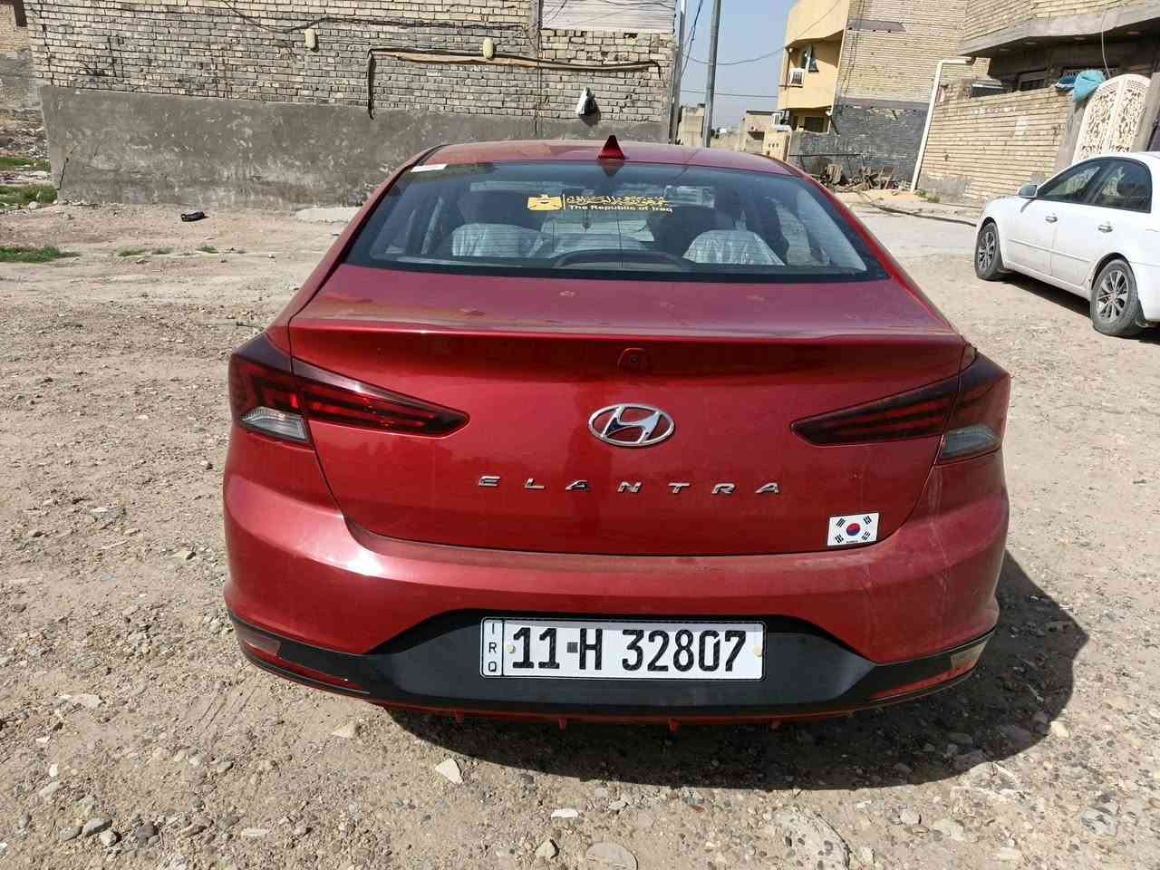 سيارة انتره موديل ٢٠مكينه ألفين  كير أي تي سياره بدون دواخل بيه تلث قطع صبغ ولبنيد كلير مكينه وكير وتبريد كفاله سياره باسمي ثاني يوم تحويل السعر ١٢٣ وبيه مجال وإذا اكو مراوس اراوس حسب لقناعه العنوان بغداد الحرية ***********
