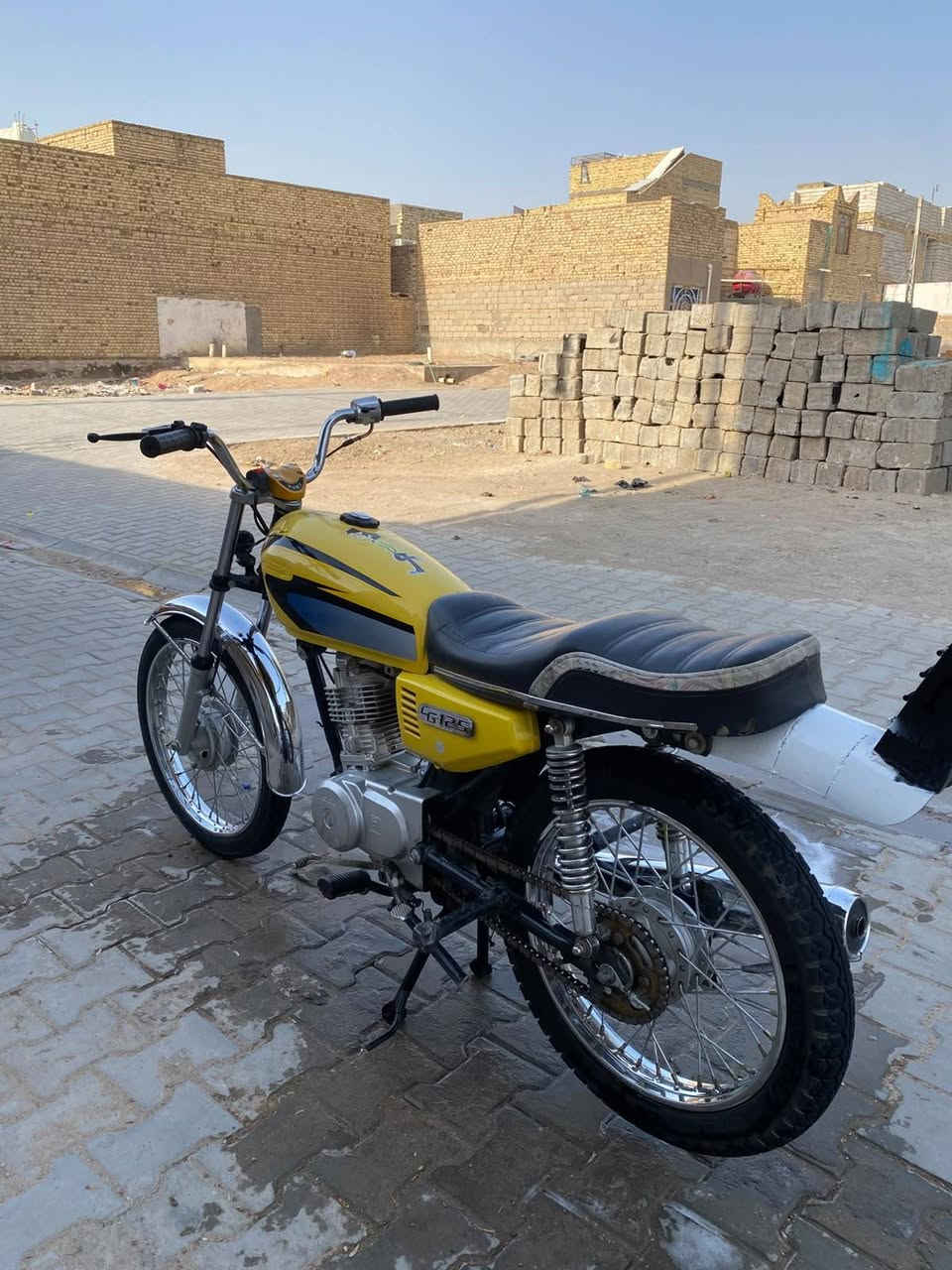 السلام عليكم دراجه للبيع الشاصي ارشه 16 اوراق اصولي والمكينه نامه 24 مفتوحه بس والفات وباقي التعميره 25 
ب650وبيه مجال قليل كلش 
مكاني ديوانية مركز 
***********👈 بي واتساب
