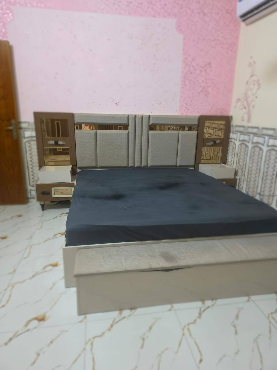 سلام عليكم غرفه عشر قطع نضيفه نضافت 95/100  مكاني طوريج جمعيه سعر 1250 و بيه مجال لشري مستعجلين عله بيعته يردون يشيلون *********** (ملاحضه ترهم اقصاد عله ماستر))
