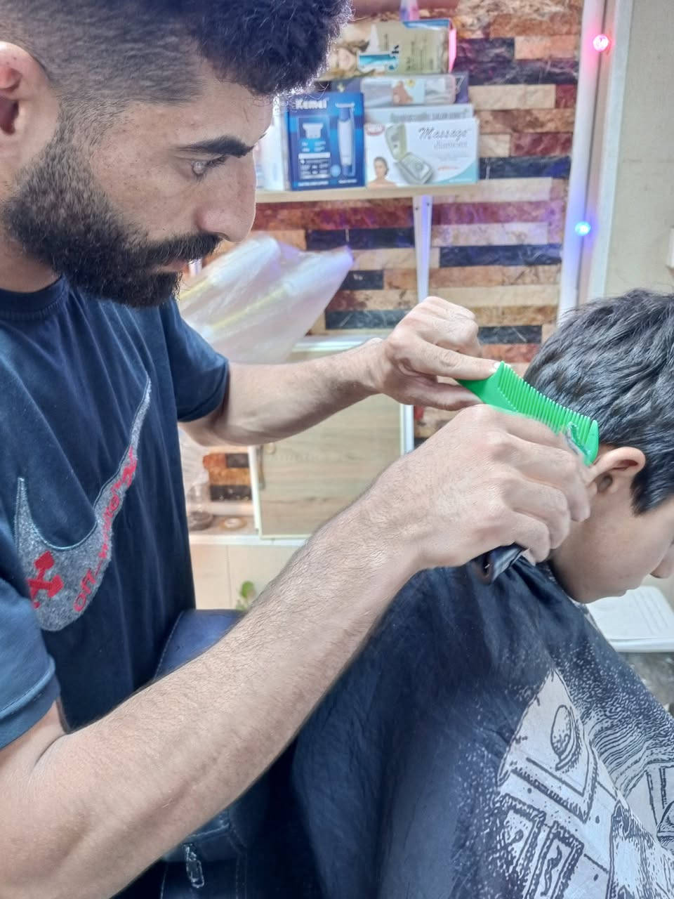 يعلن محل نيولك للحلاقه بأدارة كاظم وكرار🧿
‏عن فتح باب التسجيل لدورات الحلاقه الرجاليه
‏مدة الدوره شهر
‏(نظري+عملي) 
‏*كل الدروس محفوظه الكترونياً على شكل فديوهات تعليميه للمتدرب
‏من الصفر لحد الاحتراف
‏الدوره تشمل كل ما يخص الحلاقه الحديثه من:-
‏تدريج شعر🧵
‏تعلم استخدام نوعين من الخيط(فم+مقص) 🧵
‏تعلم تدريج لحيه🧵
‏تعلم استخدام سشوار شعر🧵
‏تحديد بأنواعه🧵
‏تعلم استخدام جهاز شمع🧵
‏تعلم استخدام جهاز بخار🧵
‏تعلم العنايه بالشعر🧵
‏تعلم جلسة العنايه بالبشره🧵
‏تعلم استخدام جهاز شفط دهون🧵
‏تعلم العمل بالمكينه الثلاثيه الروسيه🧵
‏تعلم استخدام مكينه الانف والاذن🧵
‏تعلم استخدام كاويت شعر🧵
‏طريقه عمل مسرحات شعر🧵
‏طريقه عمل خبطات بشره🧵
‏تعلم استخدام السناره🧵
‏صبغ الشعر+اللحيه وكيفية استعماله🧵
‏تعليم طريقة صبغ اللون السلفري(الابيض)🧵
‏برنامج ادارة المحل🧵
‏التعليم على جهاز الهايدروفيشل⭐
‏تعليم طريقة عمل الكيرلي⭐
‏كيفية التعامل مع الزبون⭐
‏#العنوان بابل المسيب فرع مرطبات النورس 
‏للحجز والاستفسار على الارقام التاليه او مراسلة الصفحه
‏***********
‏***********
‏_المسيباوي لدورات الحلاقة
‏
