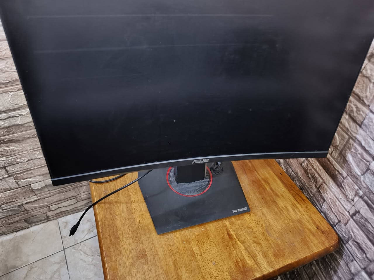 للبيع: شاشة ألعاب ASUS TUF Gaming VG24VQR (منحنية - Curved)
المواصفات الرئيسية:
الموديل: ASUS TUF Gaming VG24VQR
حجم الشاشة: 23.6 إنش منحنية بنسبة انحناء (1500R) لمنحك تجربة لعب واقعية.
الدقة: Full HD (1920 x 1080)
معدل التحديث (Refresh Rate): 165Hz (وتدعم 120Hz على أجهزة PS5 و Xbox Series X/S).
زمن الاستجابة: 1ms (MPRT) لتقليل الضبابية والحركة السريعة.
التقنيات المدعومة:
FreeSync Premium & Adaptive-Sync لمنع تقطع الصور.
ASUS Extreme Low Motion Blur (ELMB) لسلاسة عالية.
Shadow Boost لتوضيح المناطق المظلمة بالألعاب.
الستاند: متحرك بالكامل (تحكم بالارتفاع، التدوير، والإمالة).
ملاحظة وحالة الشاشة (للمصداقية):
يوجد خطوط أفقية بالعرض تظهر على الشاشة (واضحة بالصور المرفقة).
الشاشة شغالة طبيعي من ناحية الألوان والأزرار والاستجابة وتصلح للاستخدام البسيط أو التصليح.
انطيني سعرك عليها 
المكان: بغداد 
التواصل: *********** واتساب
