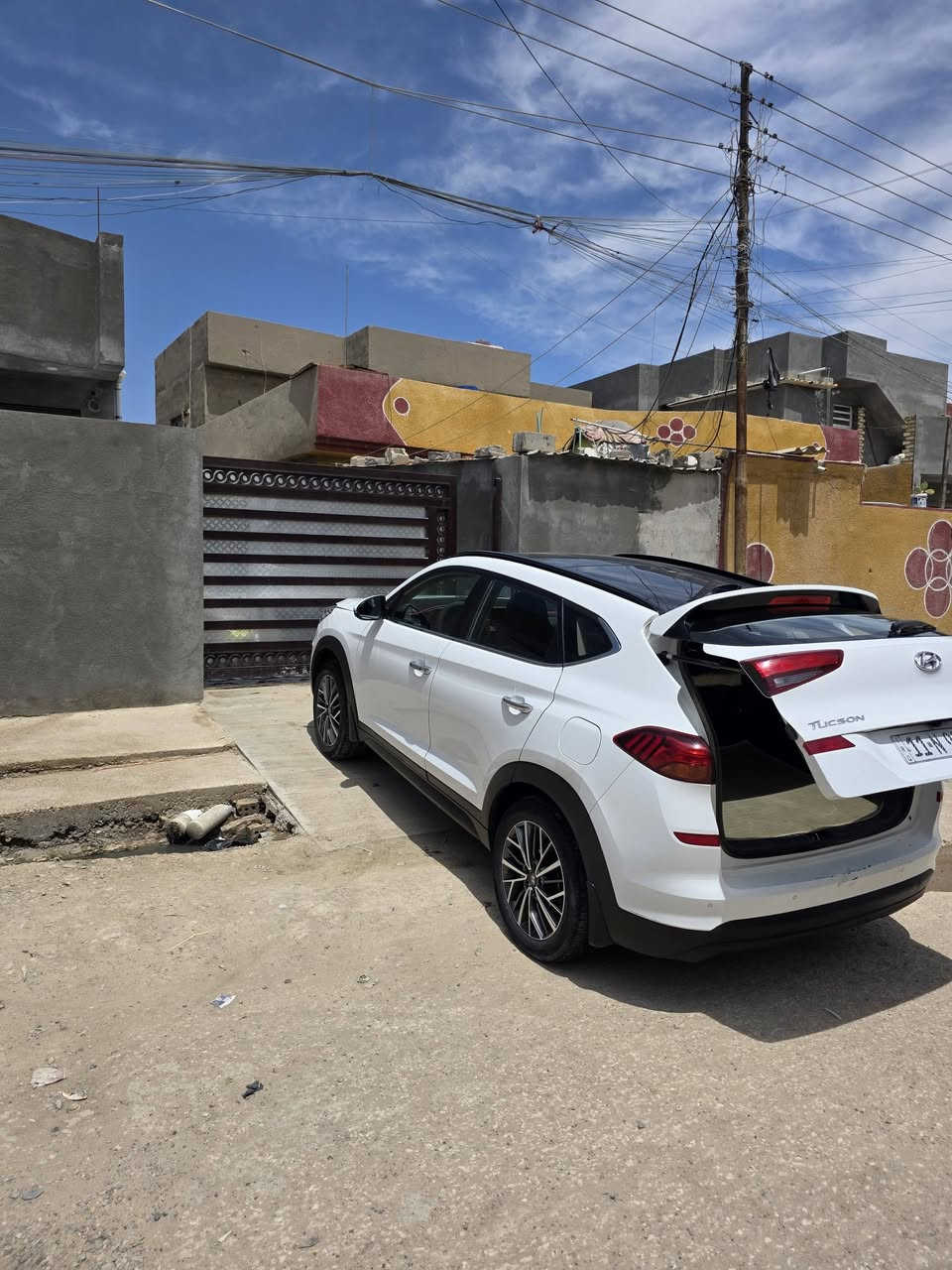 @السلام عليكم، للبيع سيارة توسان موديل 2020، رقم بغداد، مكفولة كفالة عامة، كاملة المواصفات، ماشية 285 ألف. السعر المطلوب 185 ورقة وبها مجال. علمًا أني مكلف بالنشر. العنوان: بغداد، ناحية الوحدة، غرب بسماية. رقم صاحب السيارة: *********** / *********** رزاق أبو عباس.
