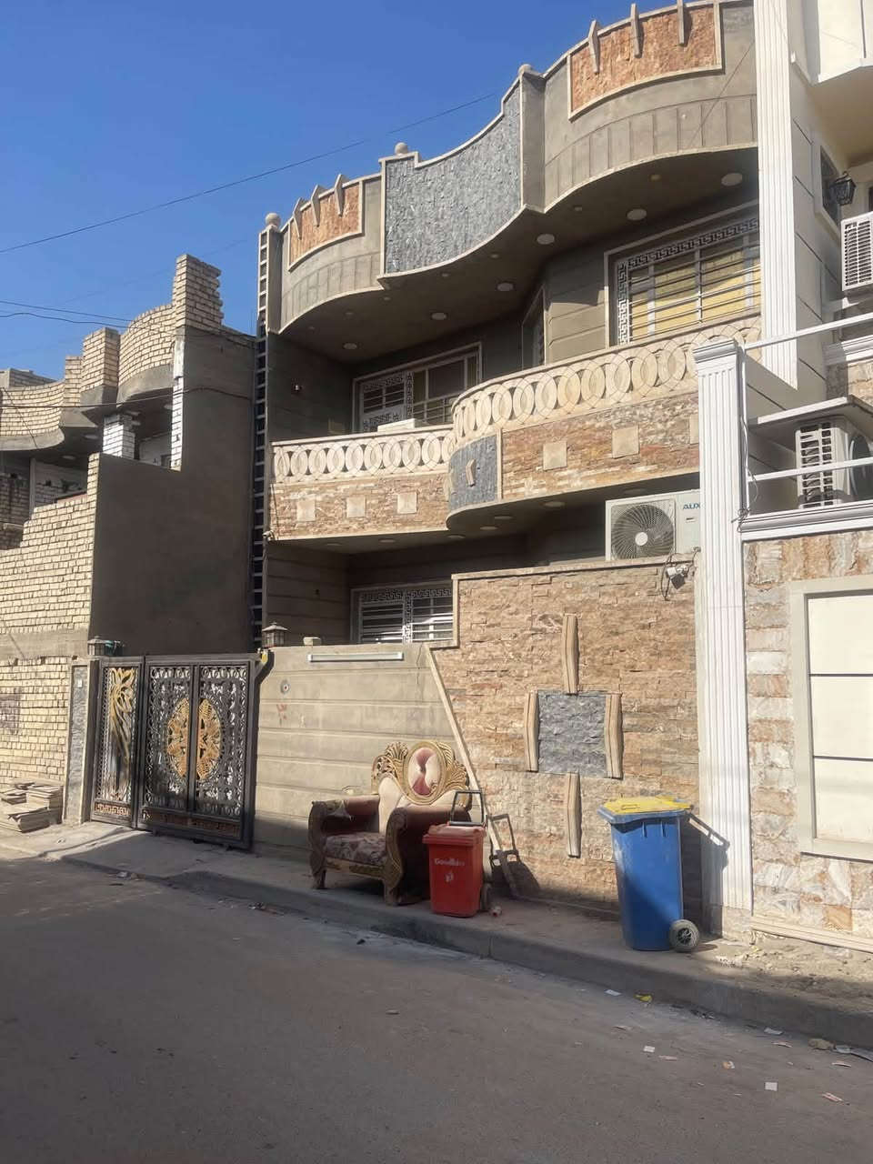 سلام عليكم
بيت البيع

منطقة الوليد 

سند ٢٥

مساحه ١٥٨متر

طابقين كامل 

اتصال ***********

