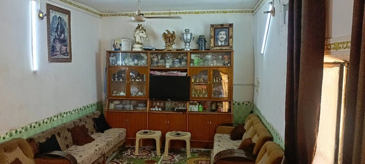 سلام عليكم
بيت للبيع طابو المساحه ١٢٦م البيت داخل دربونه 
طابقين يحتوي على 
غرفه+ صاله+ديوانيه كبيرة+حمامات+ منور خلفي+ طارمه كبيره 
الطابق الثاني يحتوي/ غرفه عدد ٢ +حمامات+غرفه صغيرة 
البيت جاهز تعال واسكن بي العنوان/منطقه حجام قرب تقاطع شحيم السعر ٩٥. وبي مجال للطيبين ***********  /ملاحظه يرهم مراوس بيت اكبر مع اعطاء الفرق

