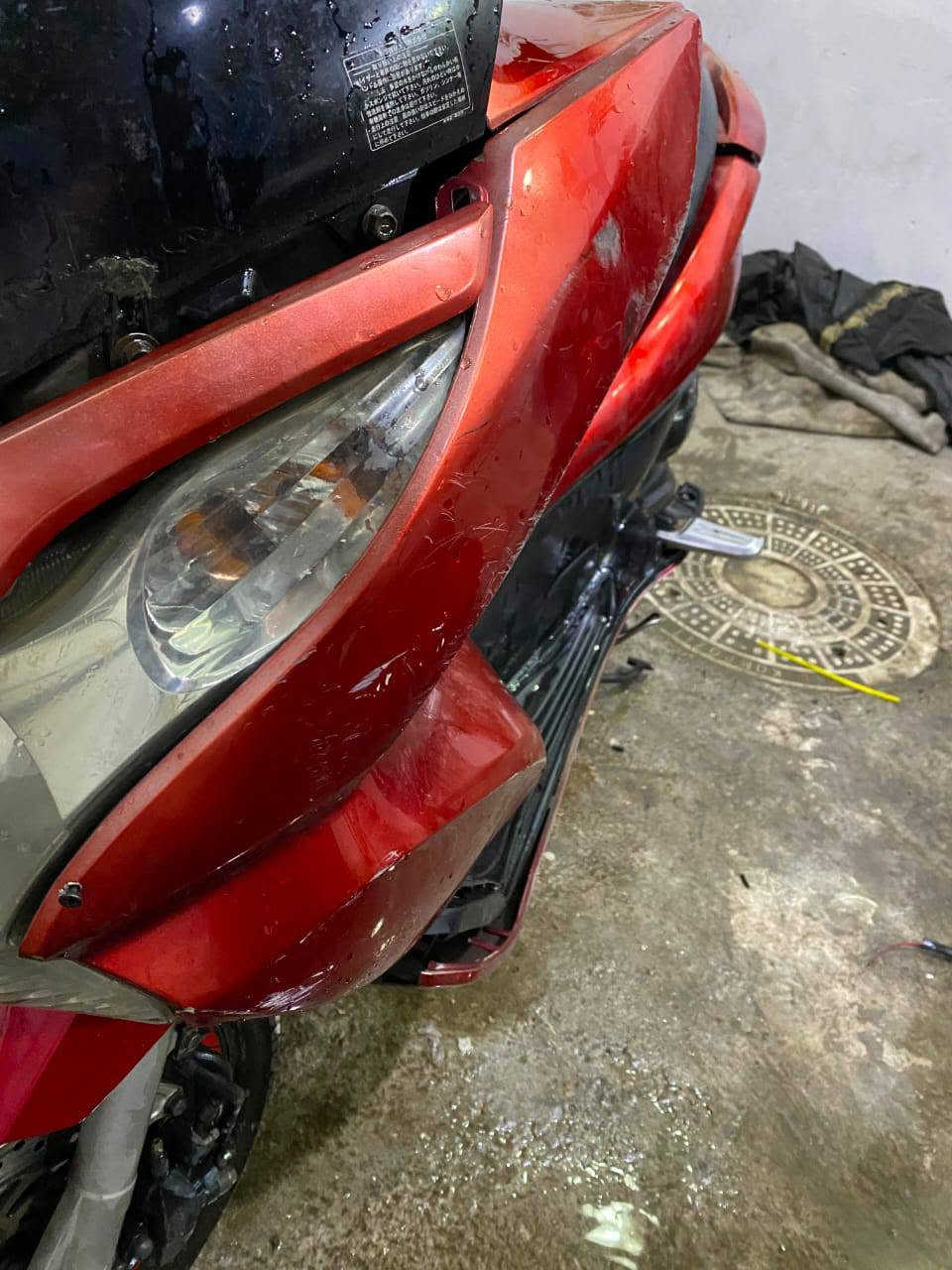 بيسي اكس (pcx ) جيل اول ياباني JF مكينه 125cc الدراجه كفرات بلاديه  تايرات جدد كهربائيات بس الاشاير ميشتغلن مفصولات يمكن لان دراجه متروكه بس دشبول شغال وعداد شغال مكينه ممفتوحه بلادية بس بيها صار تبخير قليل ولكلج الخلفي تعبان دراجه نكرة سلف تشتغل سعرها(٨٠٠) وبيها مجال بسيط *********** 
مو شراي لتتعبني بروح امك
