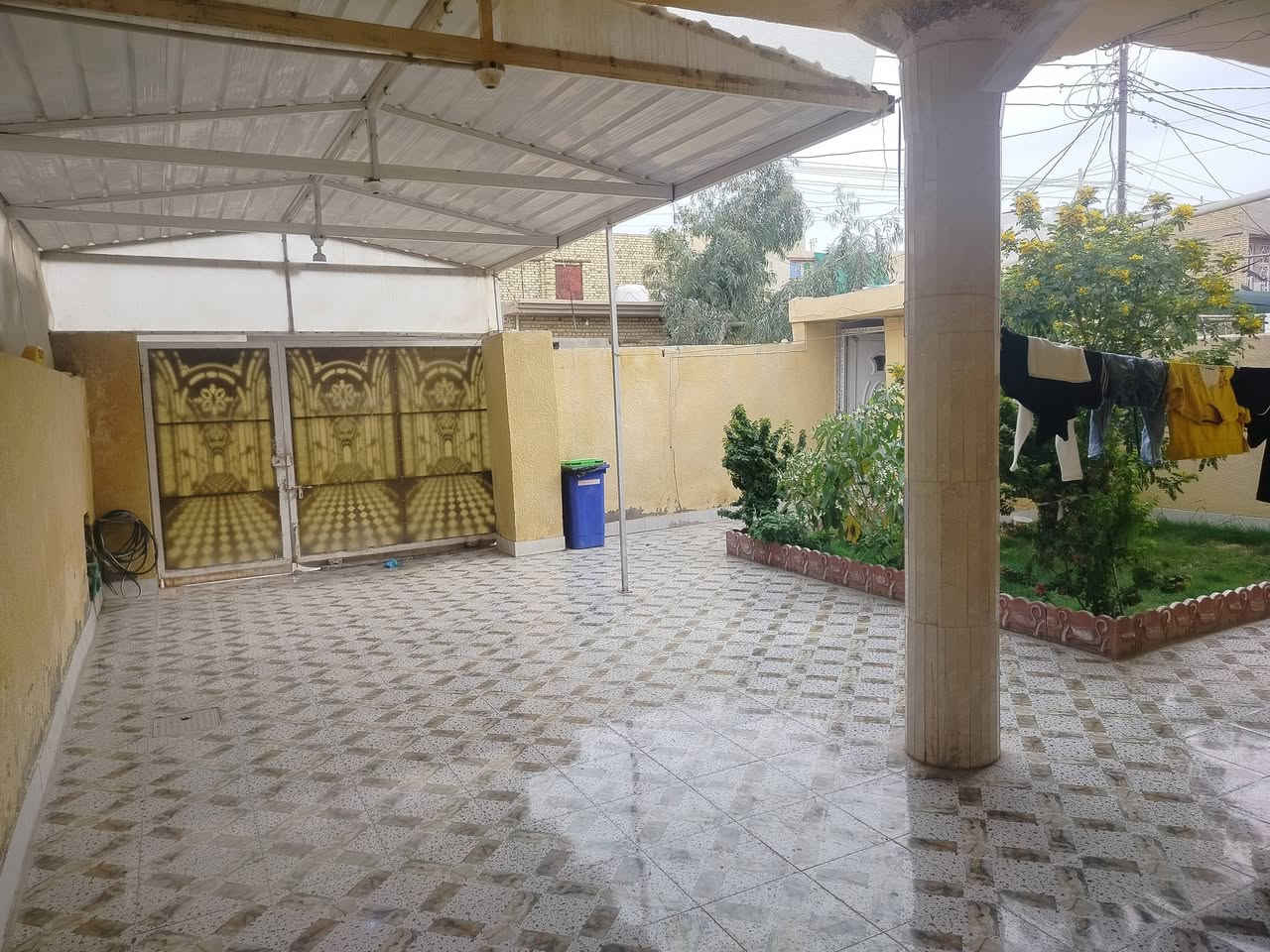 حي الحكيم (بيع أو مراوس ب مصفر)
- نزلة افران المرتضى قرب أسواق بركات الزهراء (ع) 
يبعد عن شارع العمارة تقريبا 300م و قريب من المدارس 
- مساحة : 250م²
- البناء : طابوق 
- تفاصيل : الطابق الاول 2 غرف نوم + صالة و حمام و مناور 2 و مطبخ و استقبال و گراج سيارتين 
               الطابق الثاني 2 غرف نوم و صالة و حمامات 
                داخلية و خارجية و مساحة بالسطح 
ملاحظة : الطابق الاول معزول عن الثاني يعني البيت يصلح استثمار أيجار بيتين حيث الطلبق الثاني اله درج خارجي لوحده 
ملاحظة 2 : البيت على شارعين 
السعر : 75 مليون 
للتواصل : ***********
+
هذا واتساب *********** للي عنده استفسار عن تفاصيل البيت
